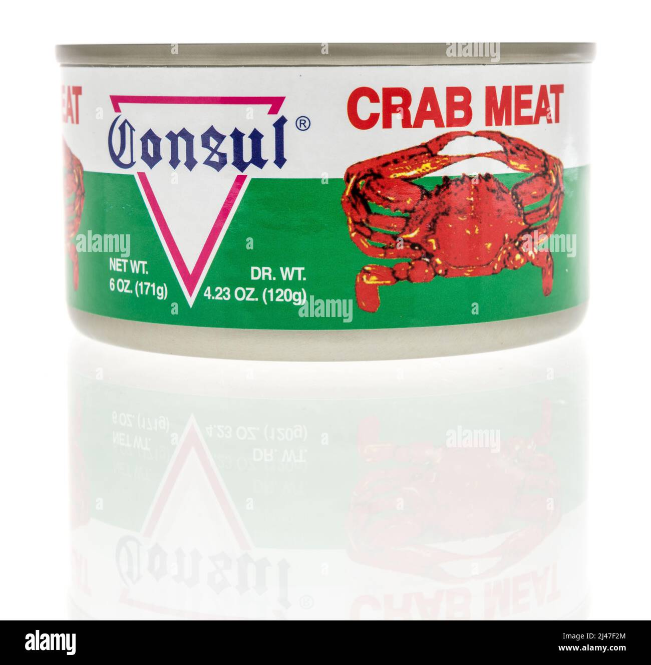 Winneconne, WI -10 de abril de 2022: Una lata de carne de cangrejo Cónsul sobre un fondo aislado Foto de stock