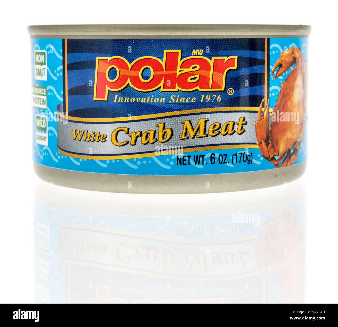 Winneconne, WI -10 de abril de 2022: Una lata de carne de cangrejo polar sobre un fondo aislado Foto de stock