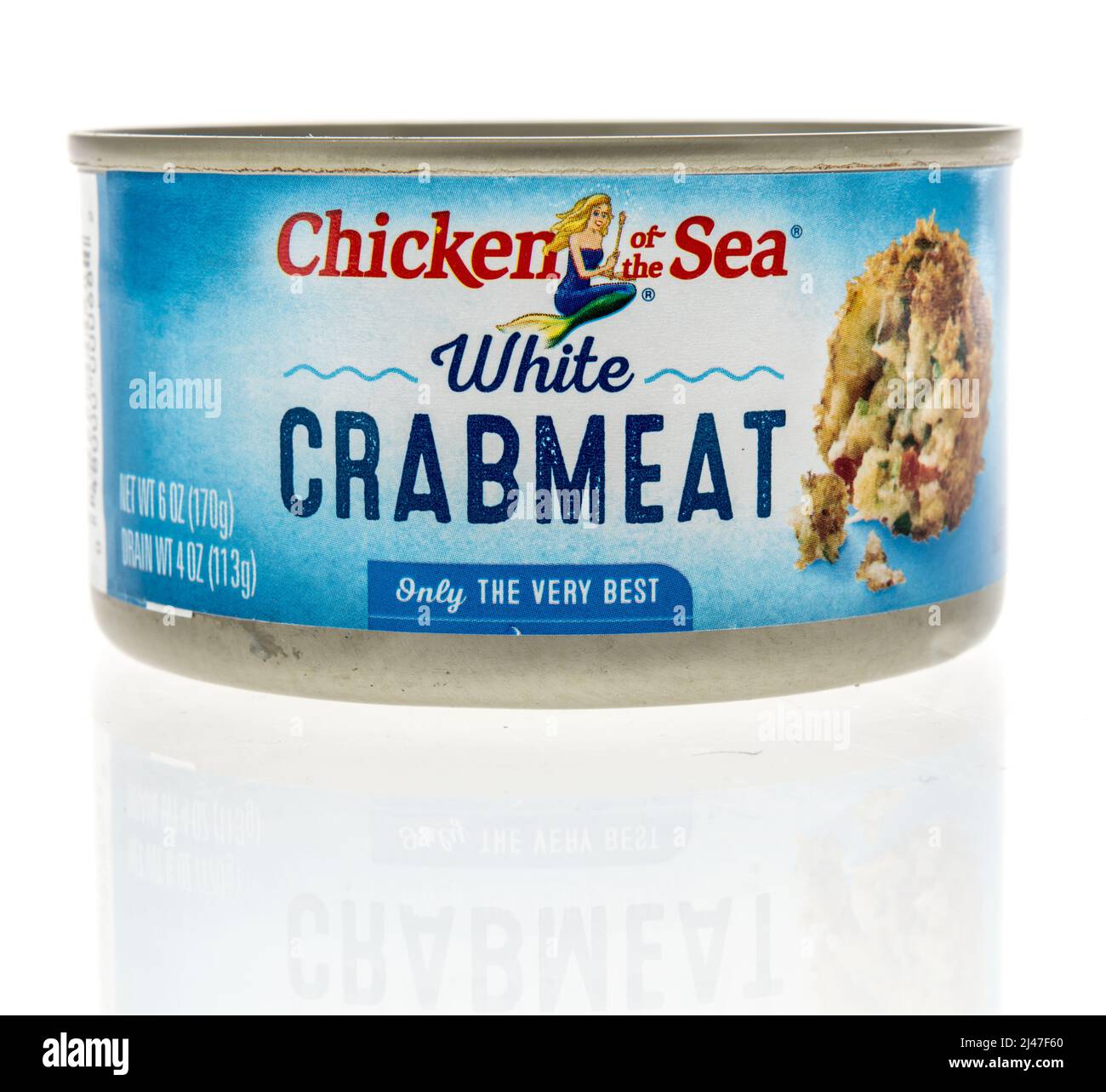 Winneconne, WI -10 de abril de 2022: Una lata de pollo de la carne de cangrejo de mar sobre un fondo aislado Foto de stock