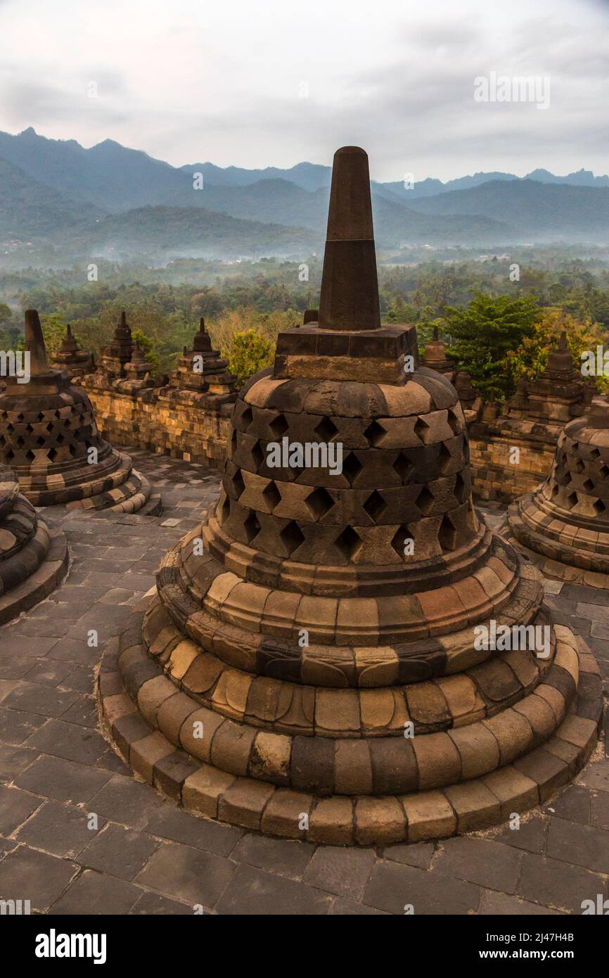 Borobudur, Java, Indonesia. Stupas en la terraza superior del templo esperando el amanecer. Foto de stock