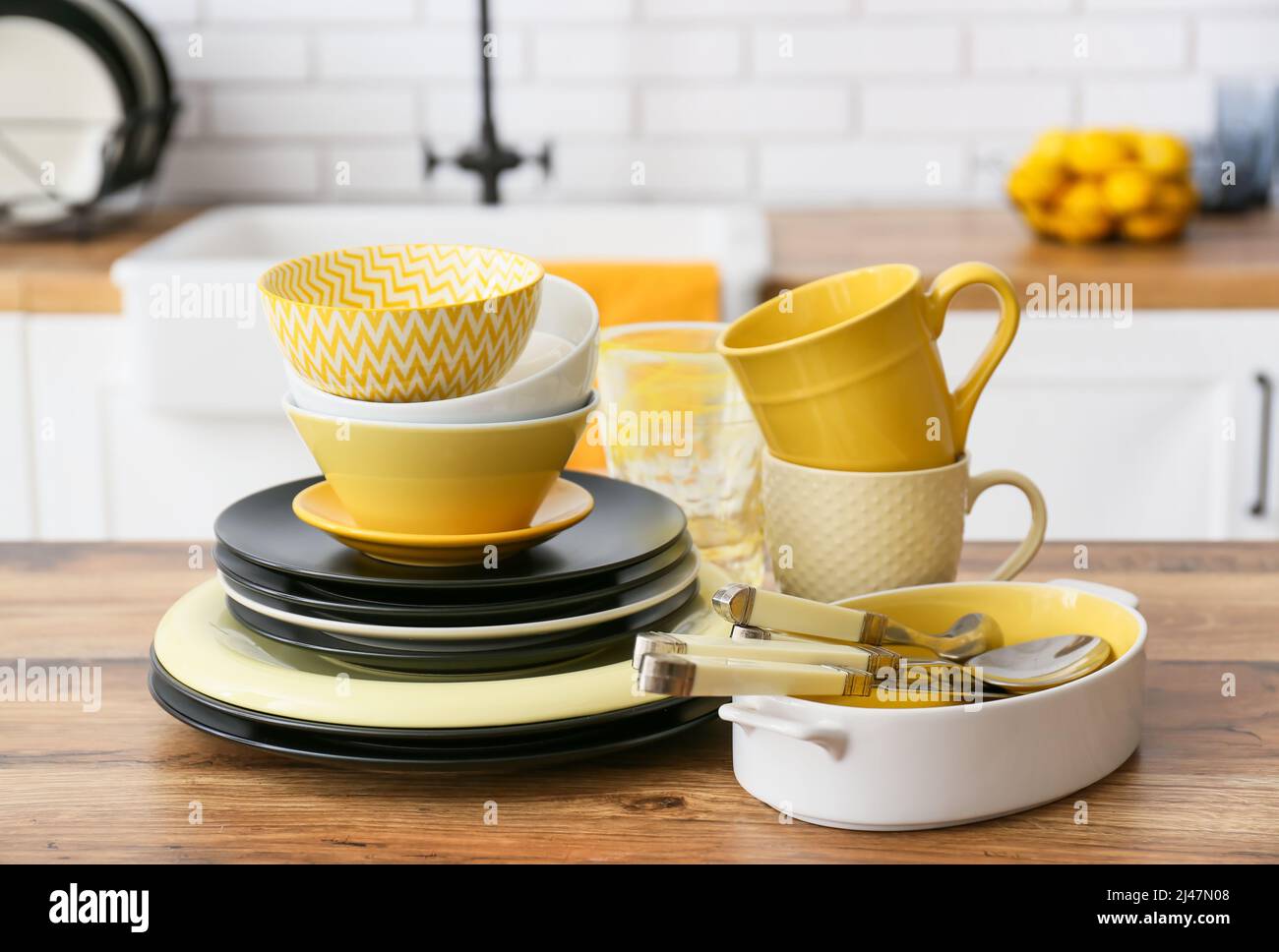 Vajilla moderna en la encimera de la cocina Fotografía de stock - Alamy