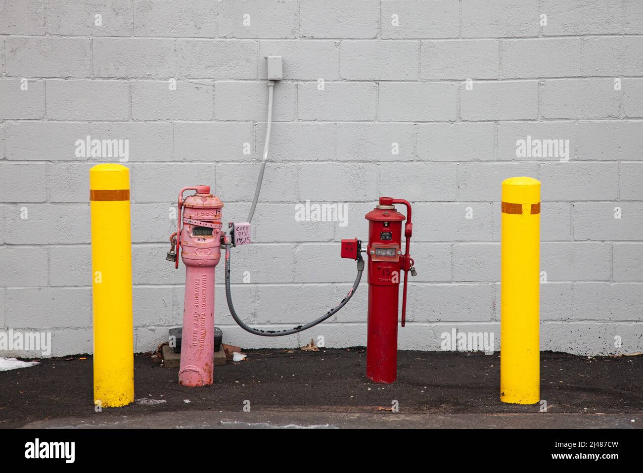 Par de medidores de color rosa y rojo al lado de un edificio que se cree que mide el uso de gas. St Paul Minnesota MN EE.UU Foto de stock