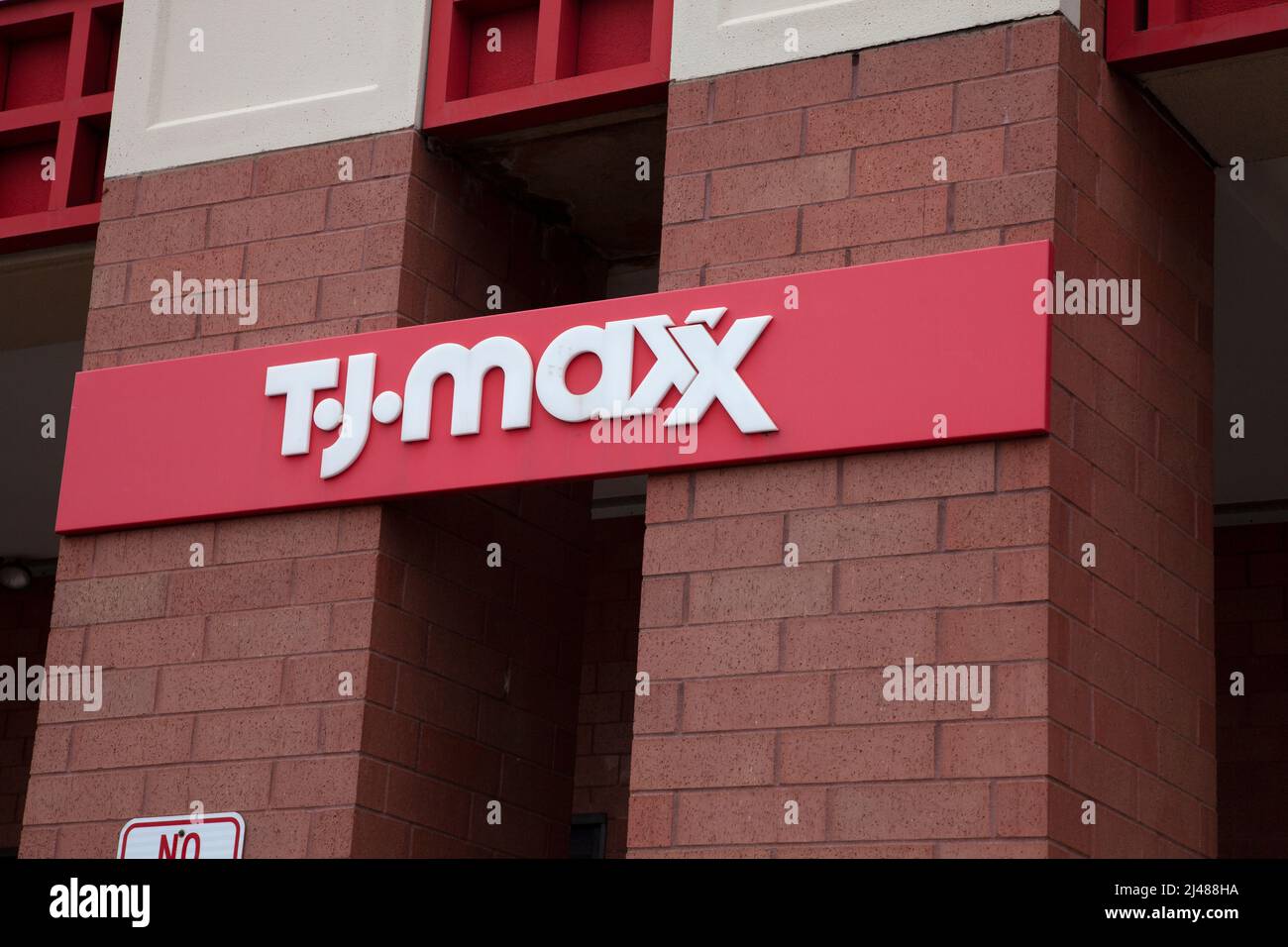 T. J. Maxx vendiendo ropa y decoración para el hogar a precios más bajos. St Paul Minnesota MN EE.UU Foto de stock