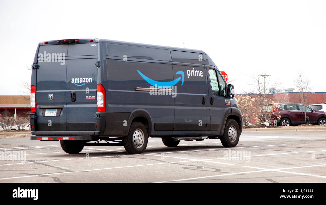 Camión de entrega de paquetes Amazon Prime estacionado. St Paul Minnesota MN EE.UU Foto de stock