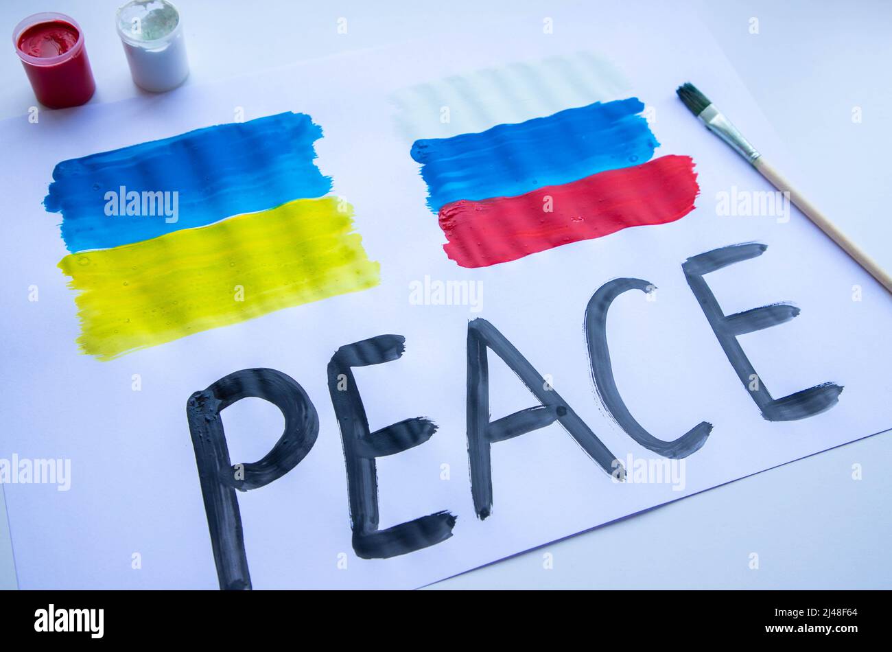 Sobre la mesa un cartel con la bandera de Ucrania y Rusia Foto de stock