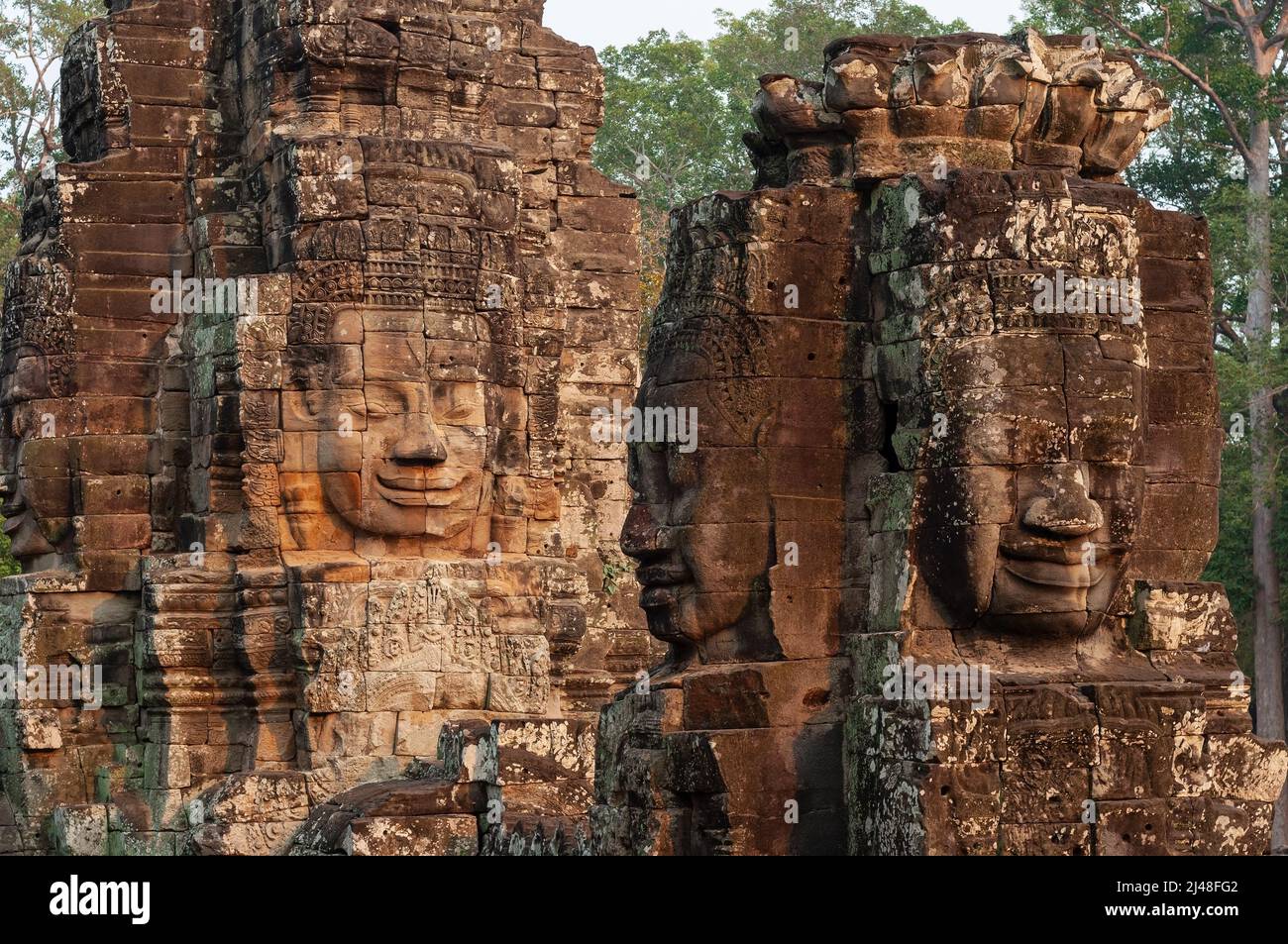Buda se enfrenta en la arquitectura tradicional khmer al atardecer, el templo Bayon, Angkor, Camboya. Foto de stock