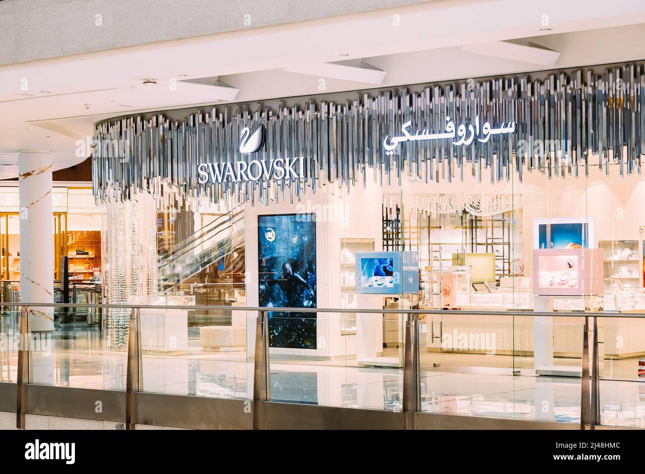 Resplandor máquina Girar Swarovski shop shopping mall fotografías e imágenes de alta resolución -  Alamy