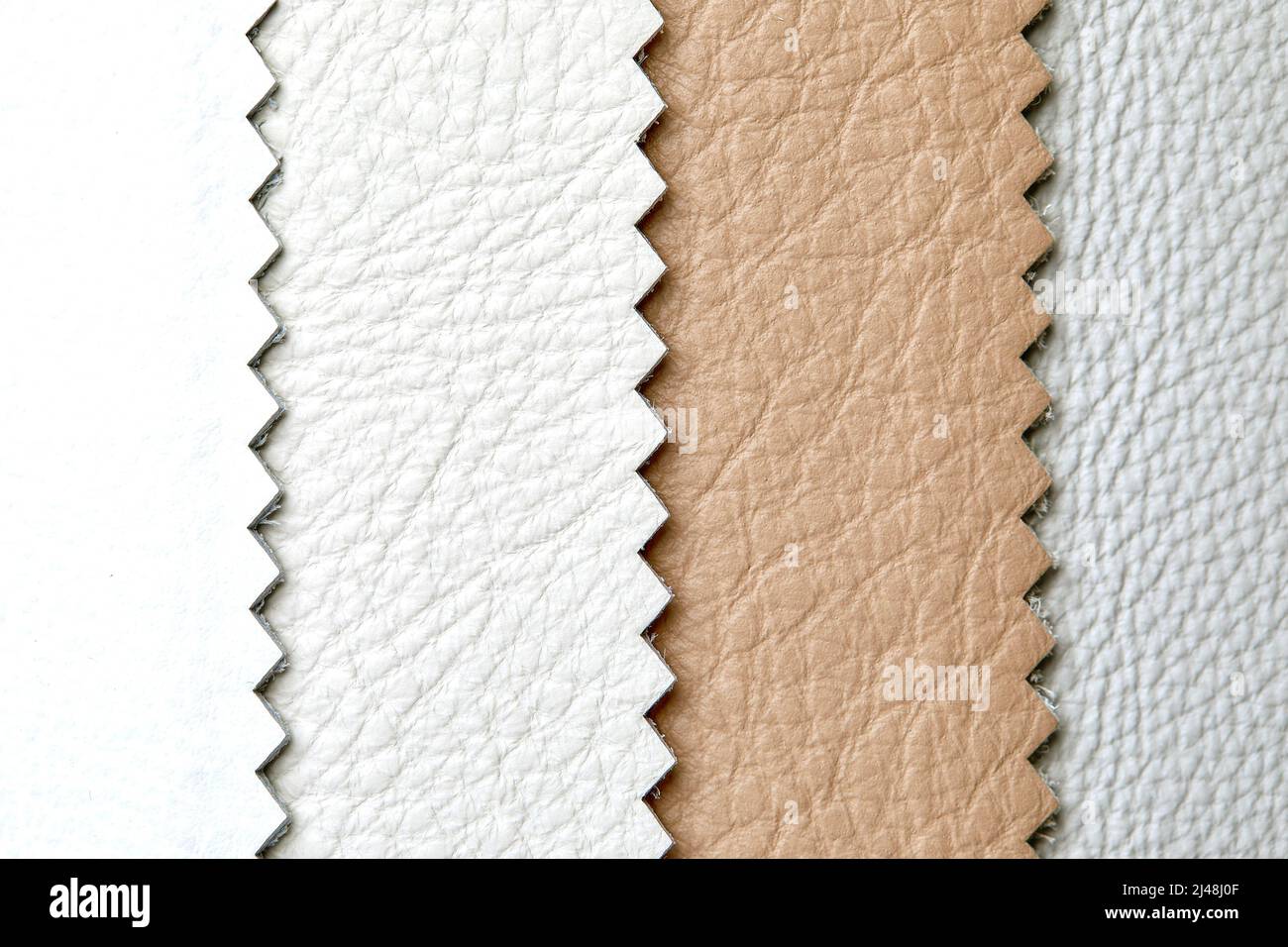 primer plano catálogo de telas de cuero para trabajos de tapicería interior  en color gris claro, marrón y beige Fotografía de stock - Alamy