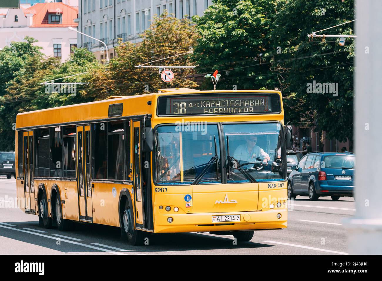 Minsk, Bielorrusia - 1 de julio de 2021: El autobús amarillo MAZ se mueve a lo largo de la calle de la ciudad en el soleado día de verano. Autobús MAZ público en la calle de verano en Minsk. Ruta Foto de stock