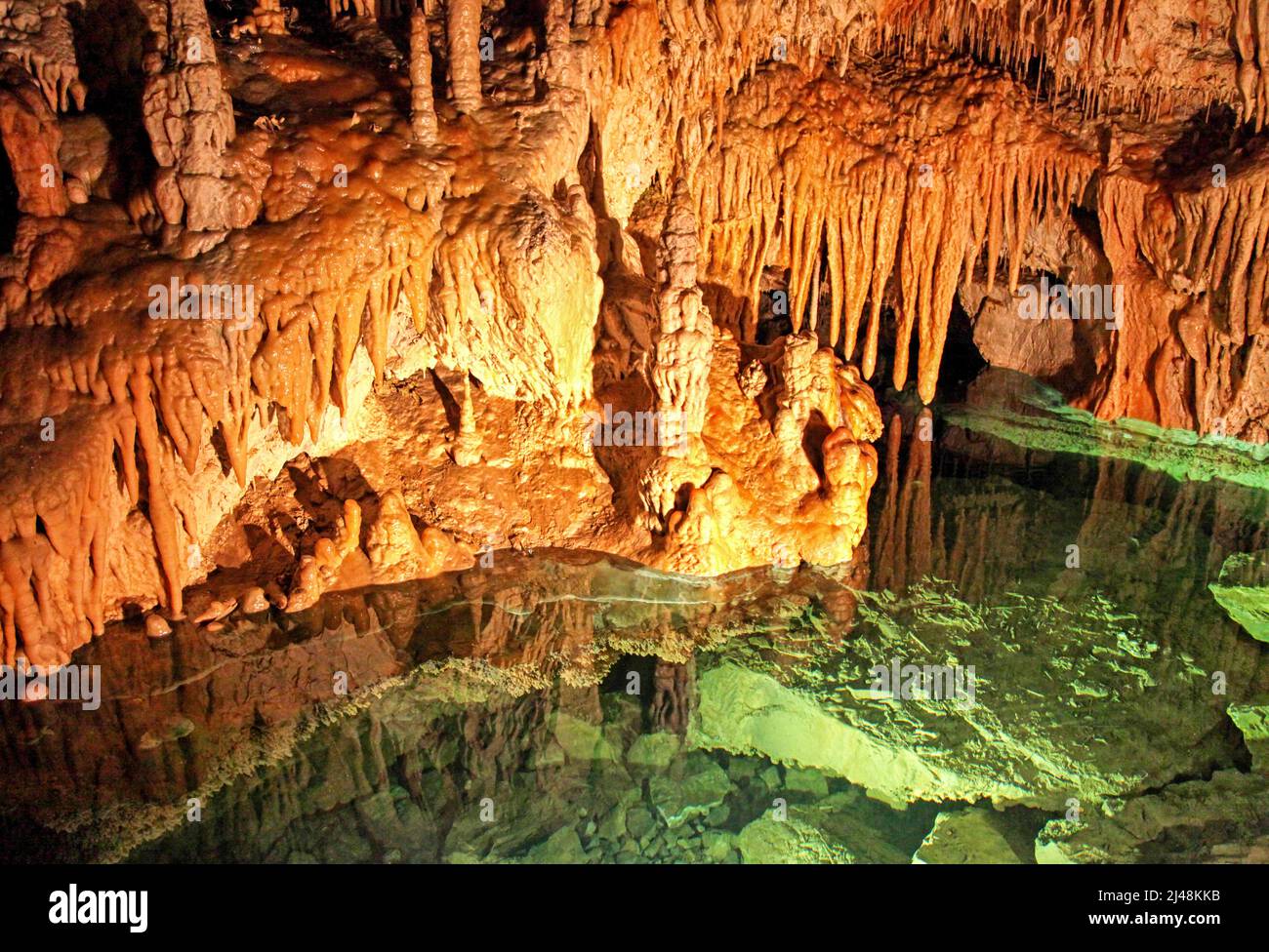Lago colorido y estalactitas y estalagmitas en la cueva llamada Demanovska cueva de la libertad en Eslovaquia. Foto de stock