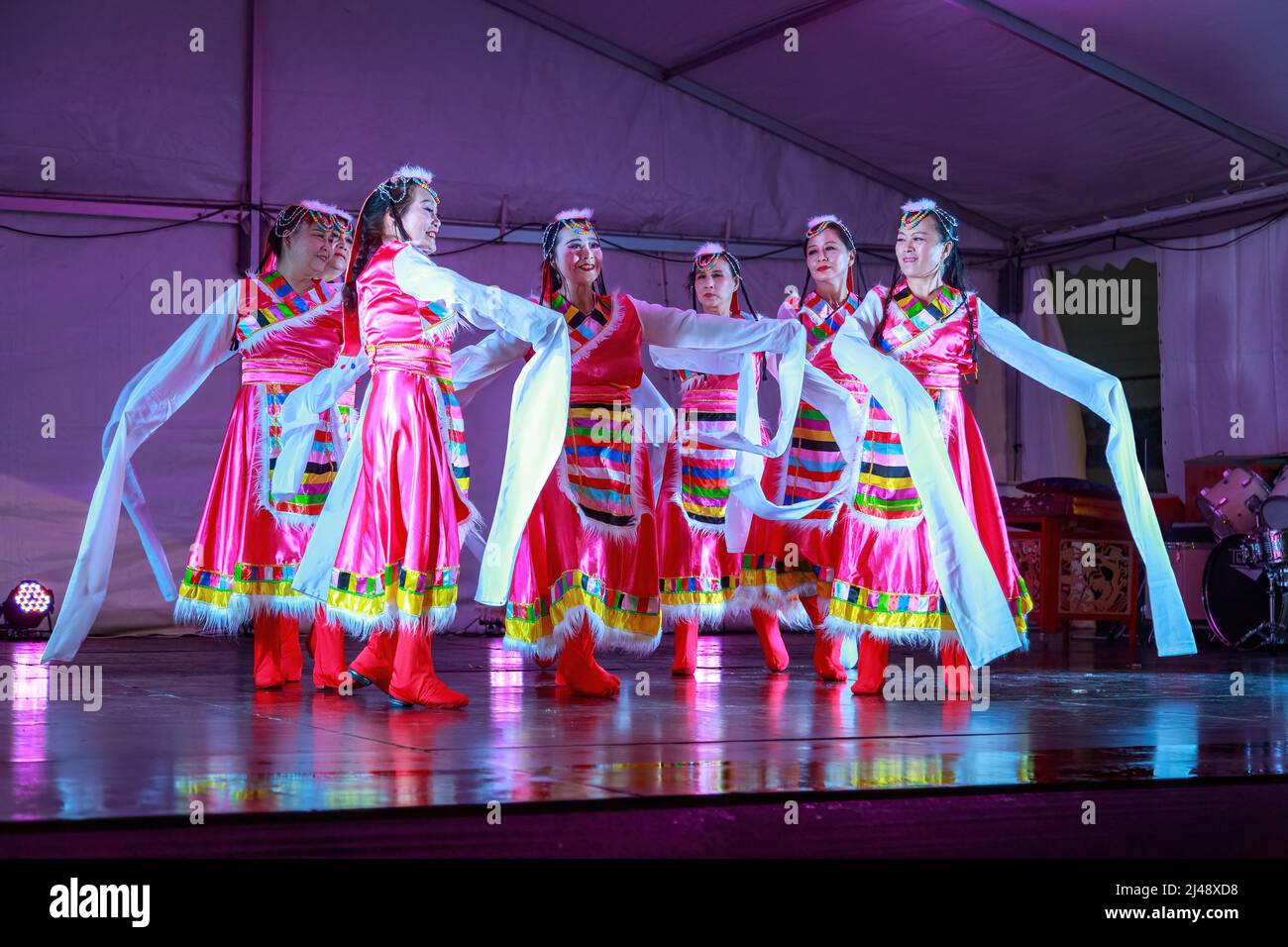 Un grupo de bailarinas de manga china que actúan en trajes populares durante las celebraciones del festival de mediados de otoño en Auckland, Nueva Zelanda Foto de stock