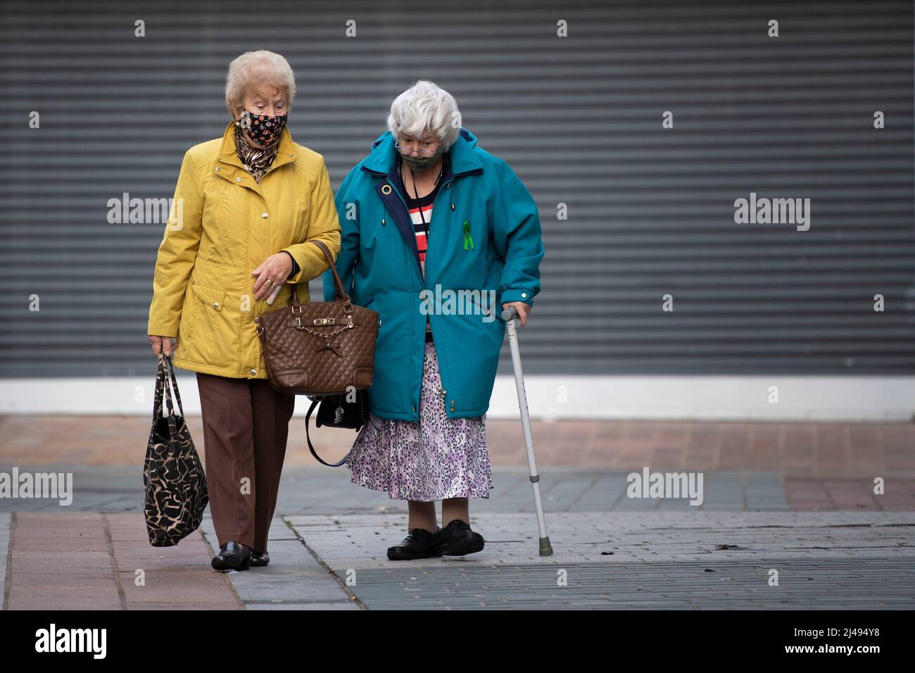 MERTHYR TYDFIL, GALES - 07 DE NOVIEMBRE: Dos mujeres usan máscaras faciales mientras caminan por el centro de la ciudad el 07 de noviembre de 2020 en Merthyr Tydfil, Gales. El Foto de stock
