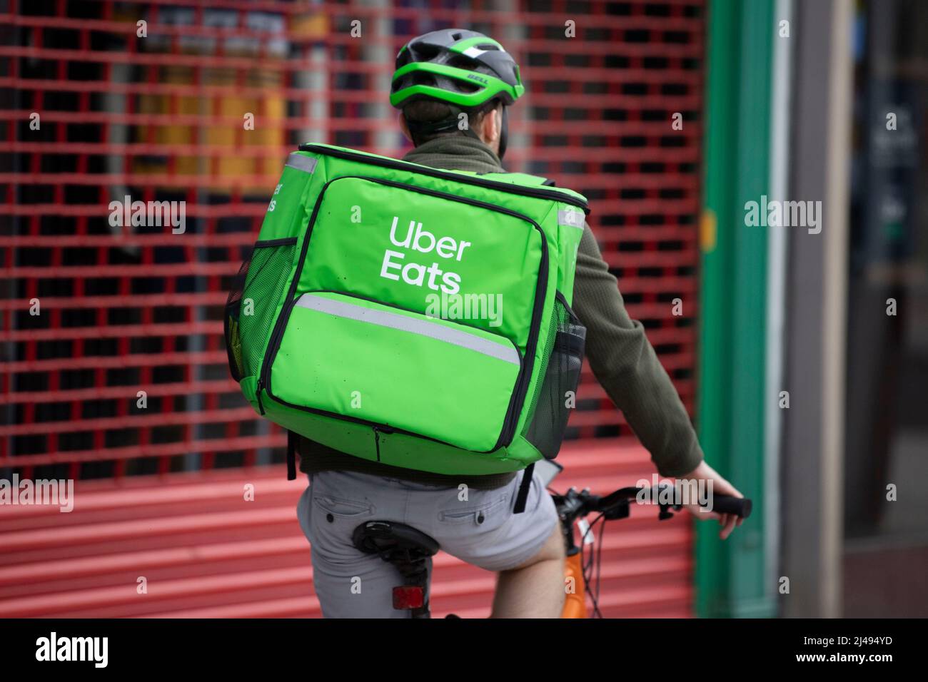 Un trabajador de Uber Eats en el centro de Cardiff, en Cardiff, Gales, Reino Unido. Foto de stock