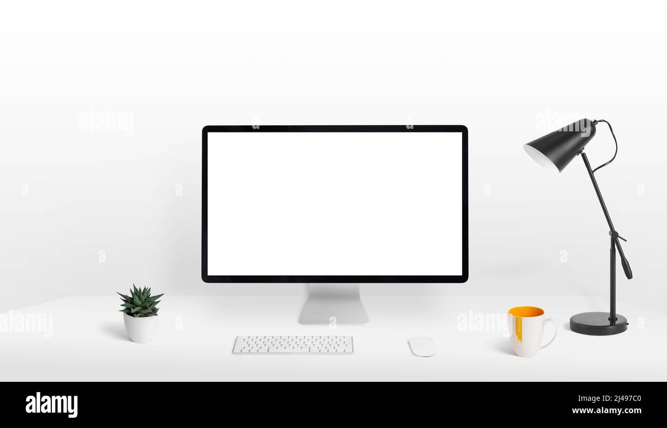 La pantalla del ordenador se mofa en el escritorio. Pantalla en blanco,  blanca y aislada para la presentación de páginas Web. Composición limpia y  fla Fotografía de stock - Alamy