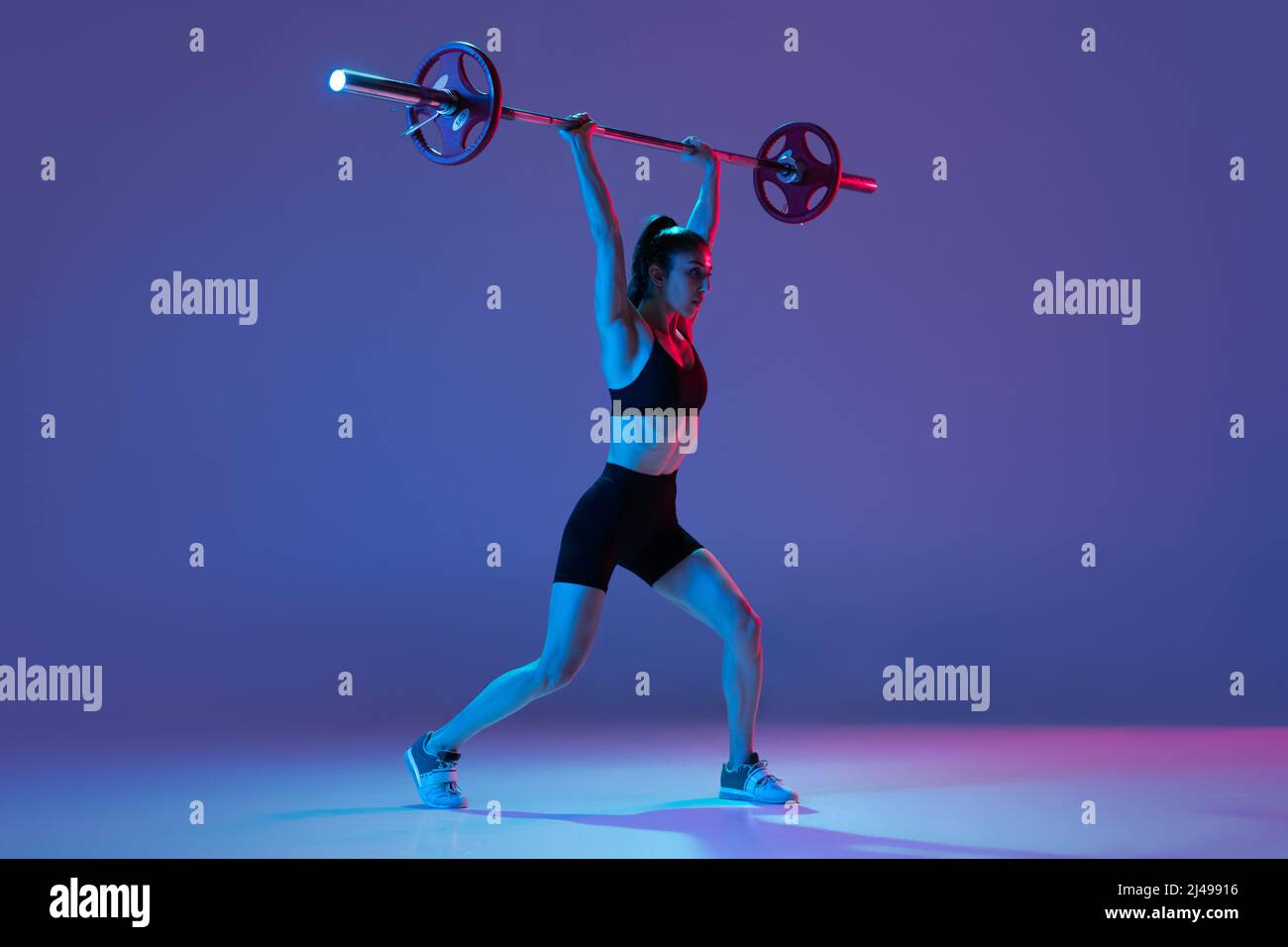 Retrato de una mujer musculosa en el entrenamiento de ropa