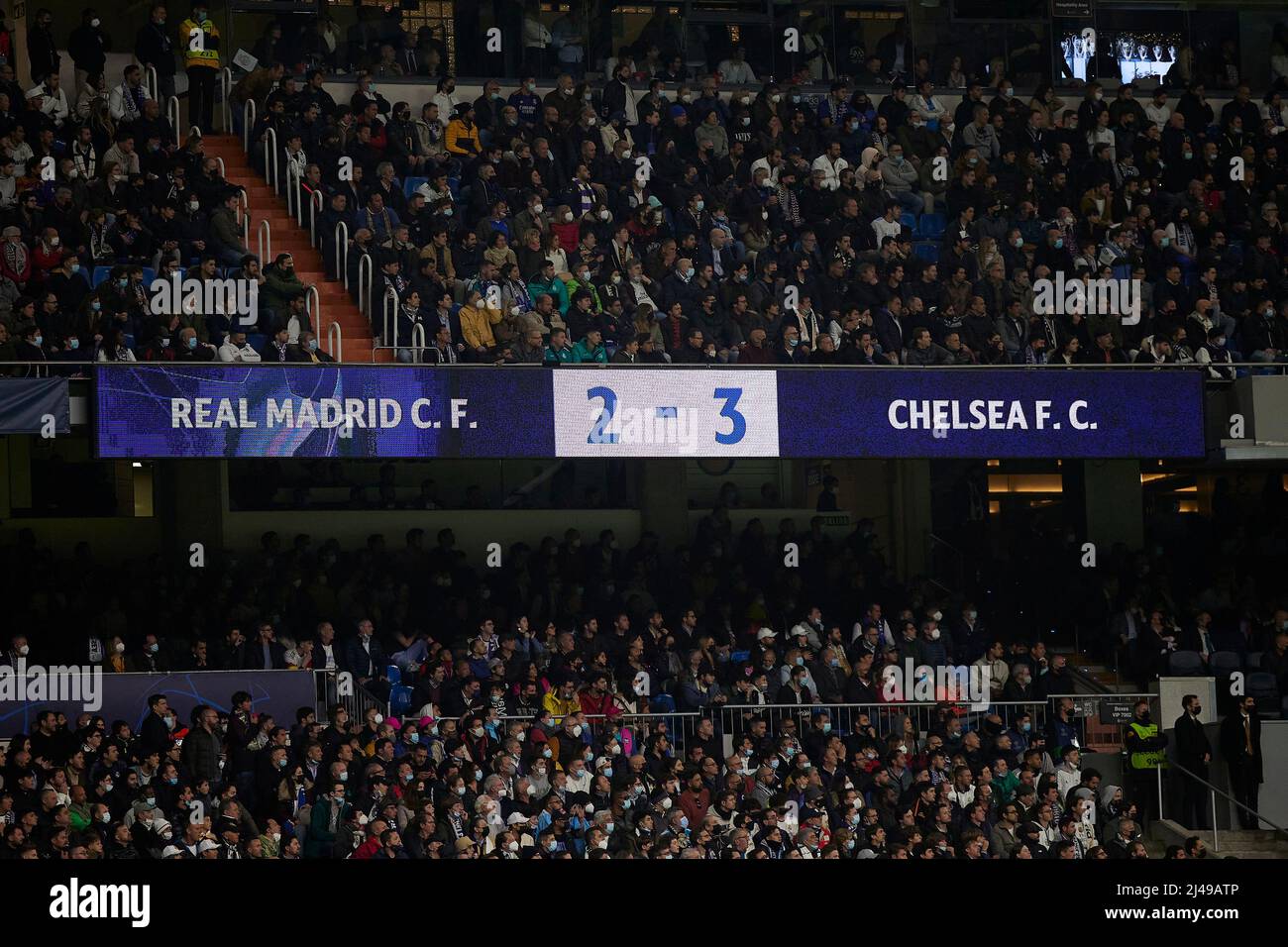 Marcador del partido durante el partido de la Liga de Campeones de la UEFA,  el cuarto final, la segunda pierna, entre el Real Madrid y el Chelsea FC,  jugó en el estadio