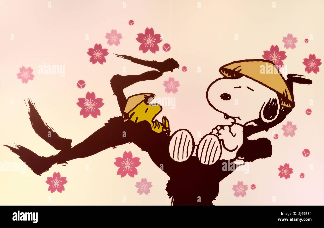Snoopy y Woodstock sobre la flor del melocotón Foto de stock