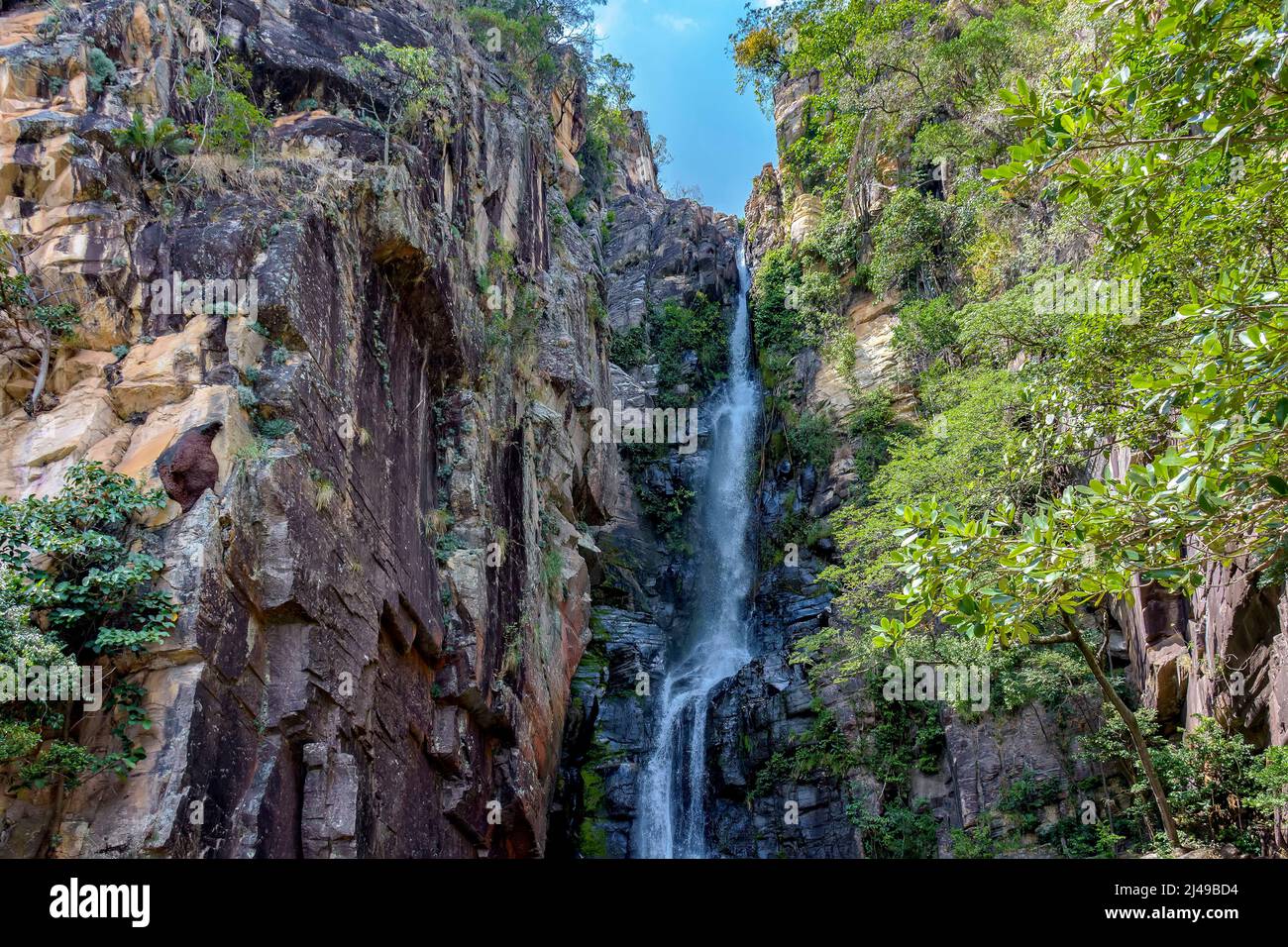 Hermosa cascada entre las rocas en la ladera de una montaña en la región Serra do CIPO del bioma brasileño Cerrado (sabana) en Minas Gerais Foto de stock