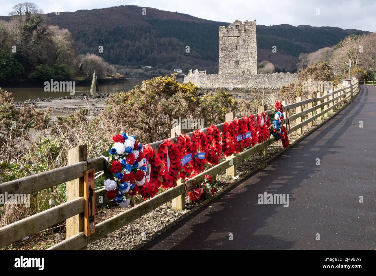 Corona conmemorativa en Narrow Water, Warrenpoint, Co. Down, Irlanda del Norte. Marcando el lugar cerca de la Narrow Water Keep y el Narrow Water Castle donde 18 Foto de stock