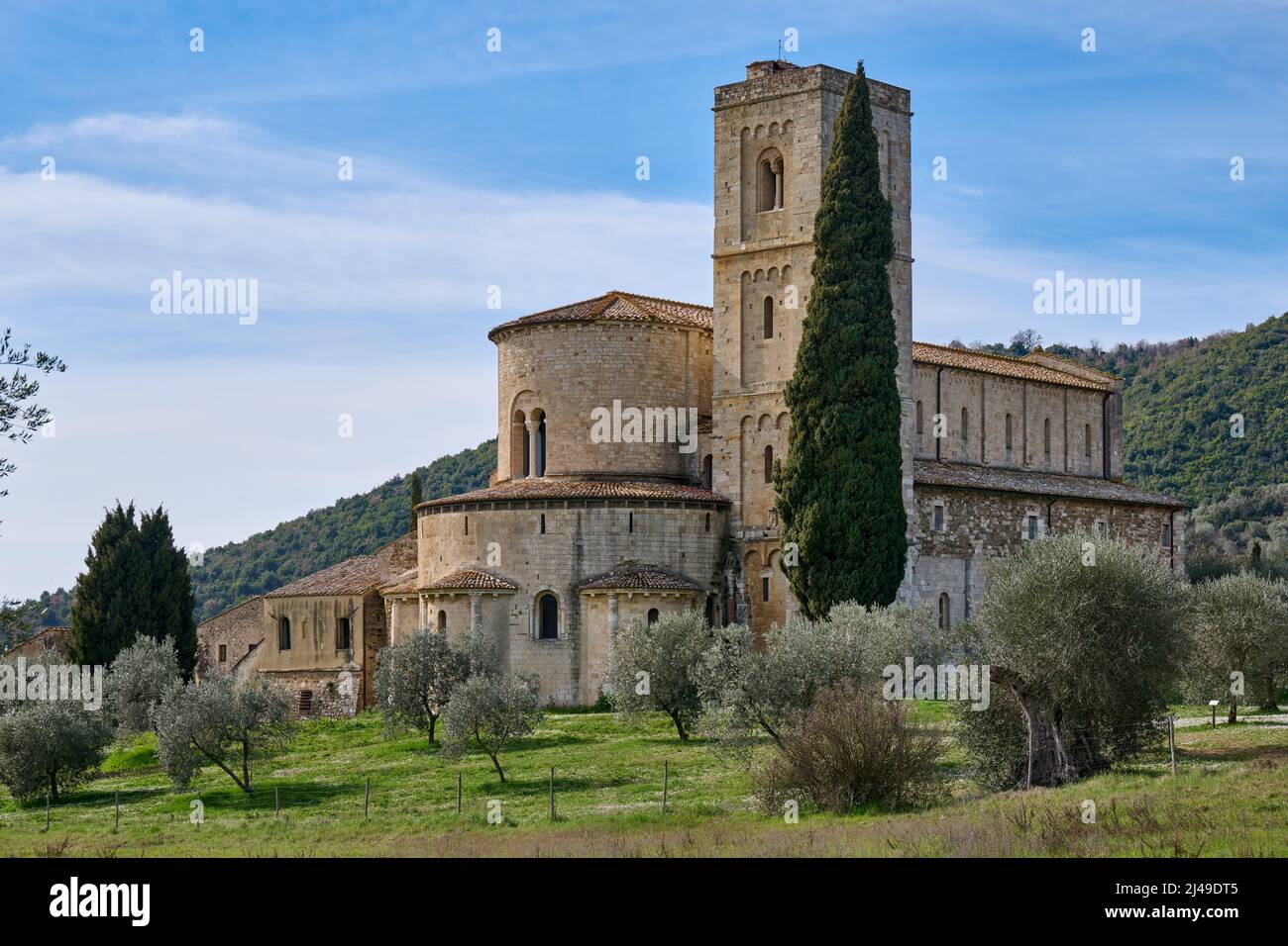 Vista exterior de la abadía de Abbazia di Santantimo, Abbazia di Sant'Antimo, Castelnuovo dell'Abate, Toscana, Italia Foto de stock
