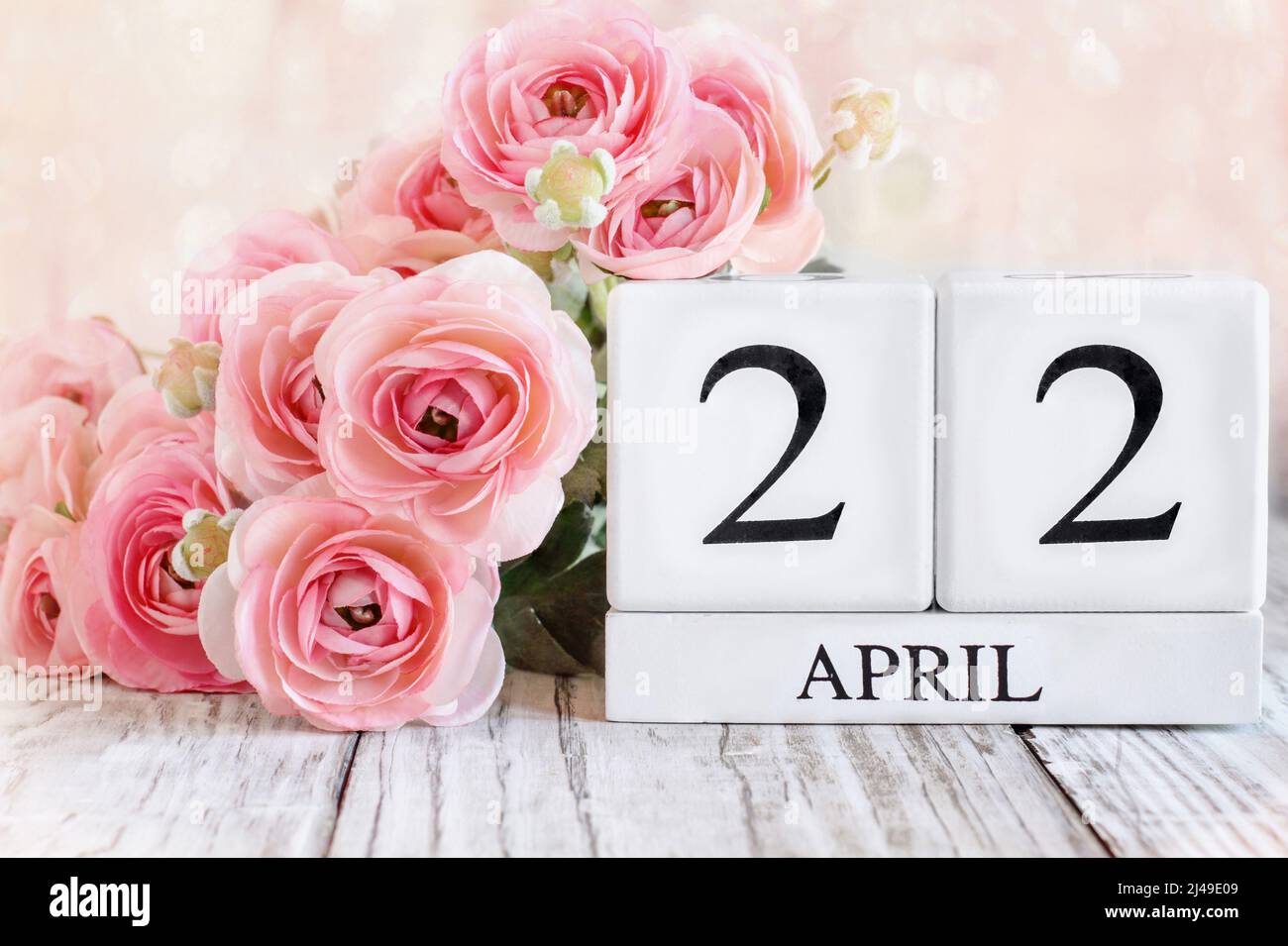 Bloques de calendario de madera blanca con la fecha del 22nd de abril para el Día de la Tierra. Enfoque selectivo con fondo borroso. Foto de stock