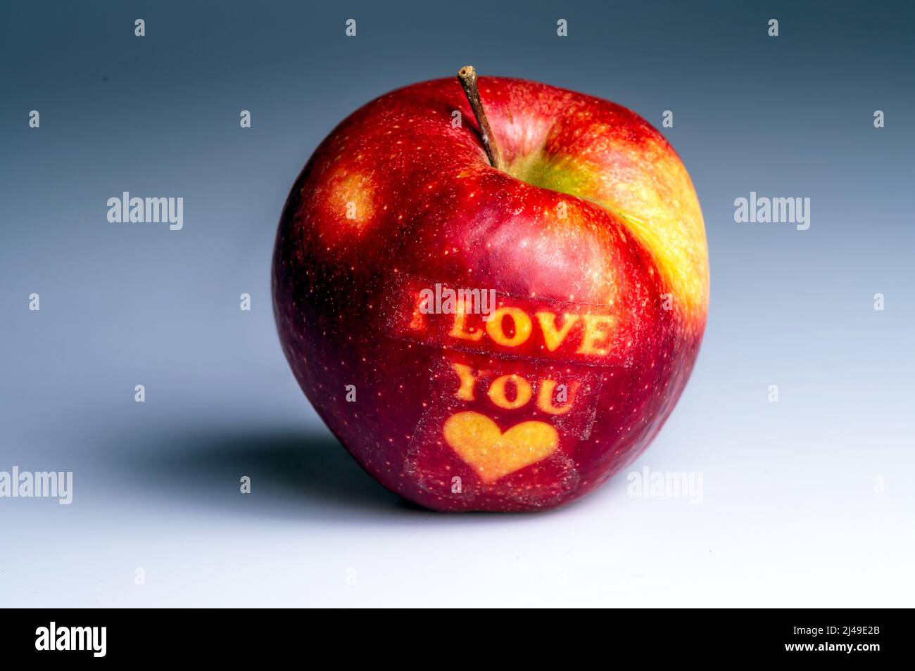 Te amo manzana con corazón. Día de San Valentín regalo. Foto de stock