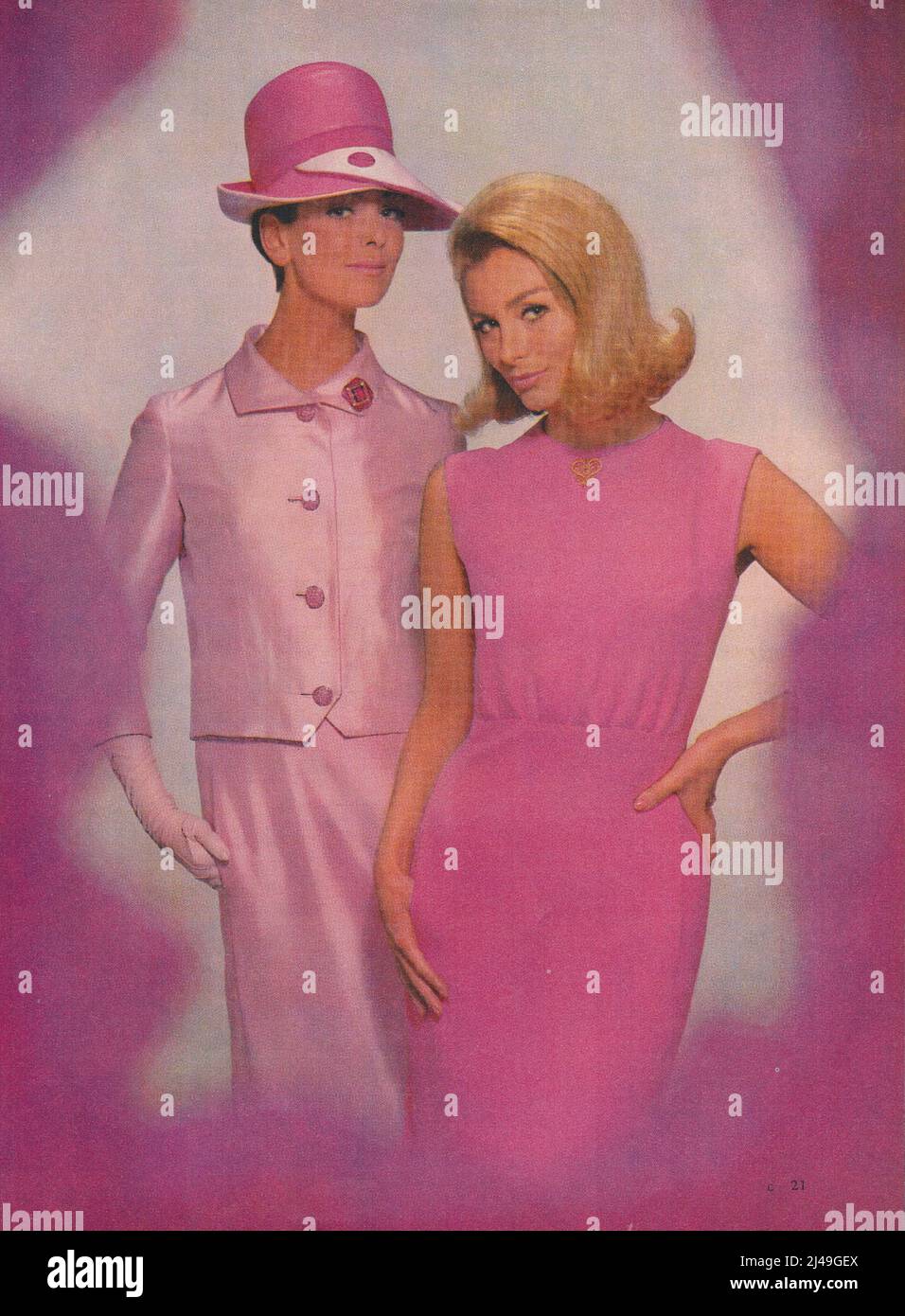 Dos mujeres vestidos de color rosa retro vestidos de color rosa sombrero  vintage mujer vestido vintage 1960s Fotografía de stock - Alamy