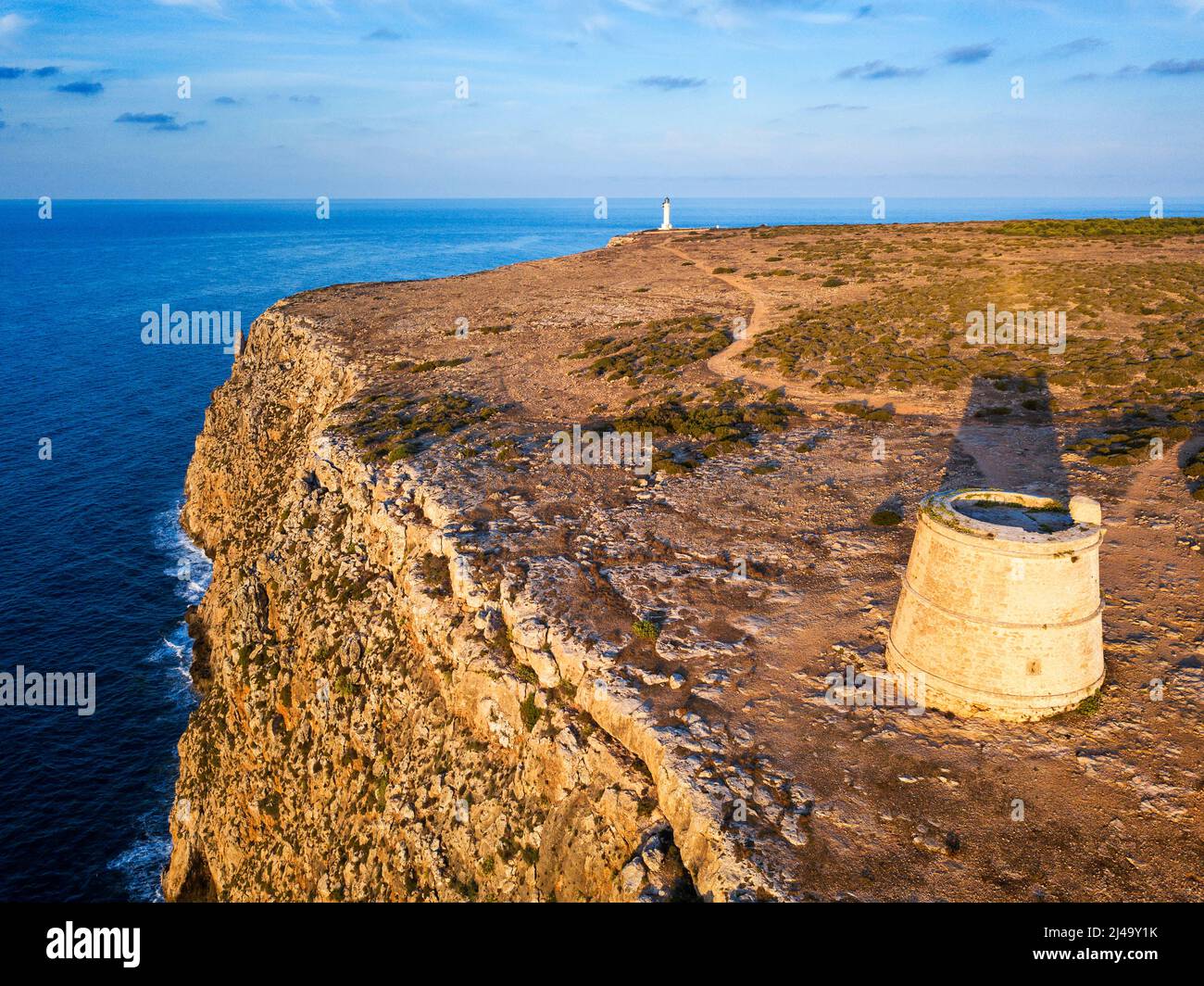 Vista aérea del faro de Cap de Barbaria y la torre de Es Garroveret Cabo de Berbería, Formentera, Pitiuses, Islas Pityúsic, Islas Baleares, M Foto de stock