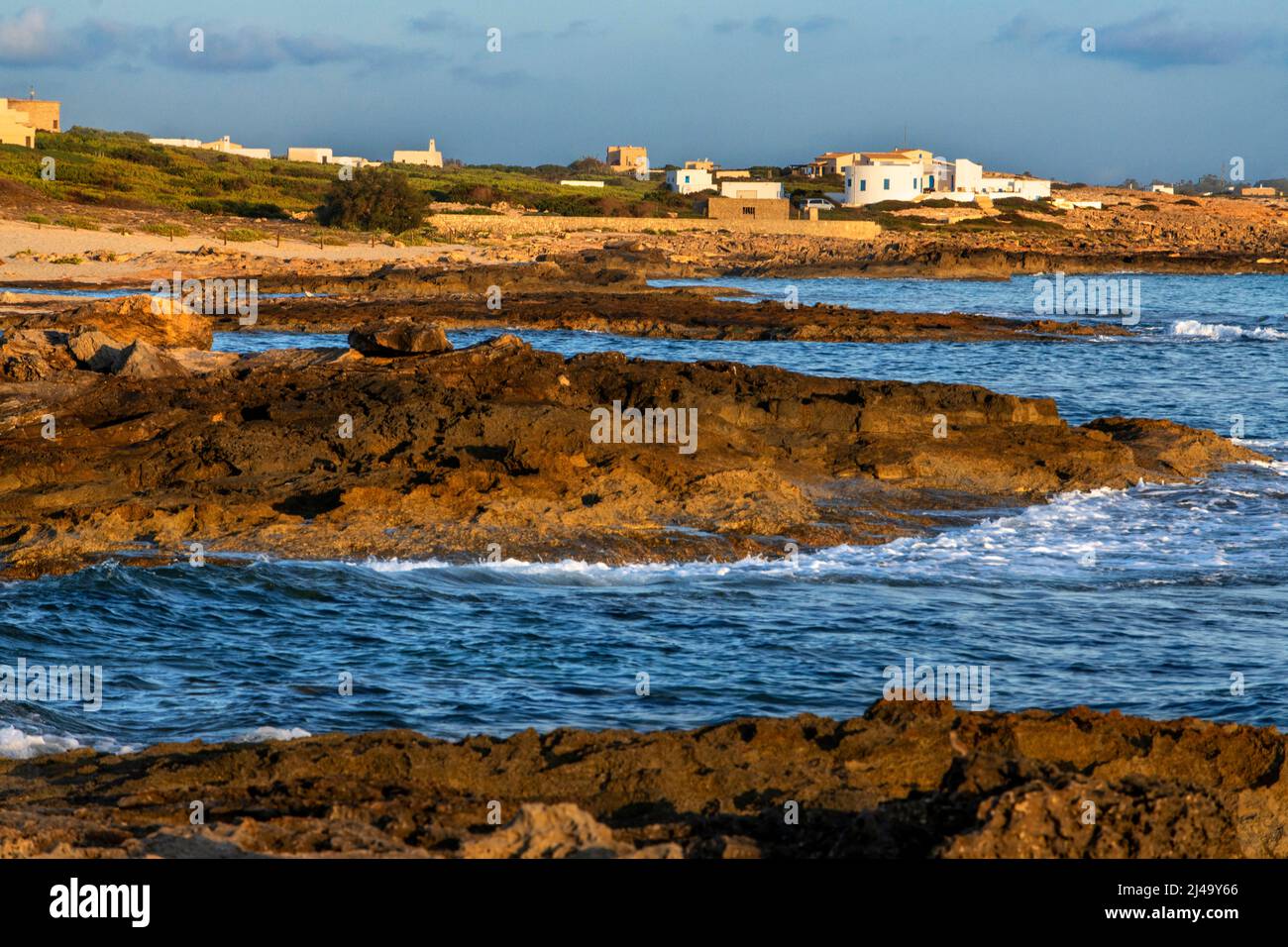 Playa rocosa en el embarcadero de Es Caló de San Agustí en Formentera isla barcos ferroviarios de madera en Formentera Islas Baleares España Foto de stock