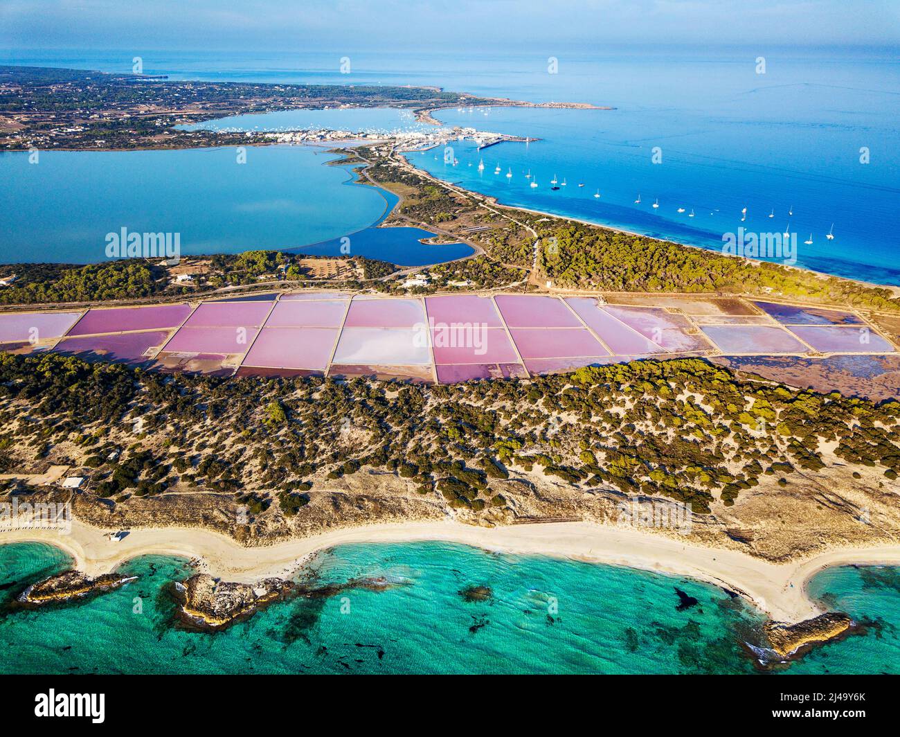 Vista aérea de Ses Salines d'en Marroig estanque de sal evaporación lago Formentera colorido horizonte de salares en las islas Baleares, España. En el frist Pla Foto de stock