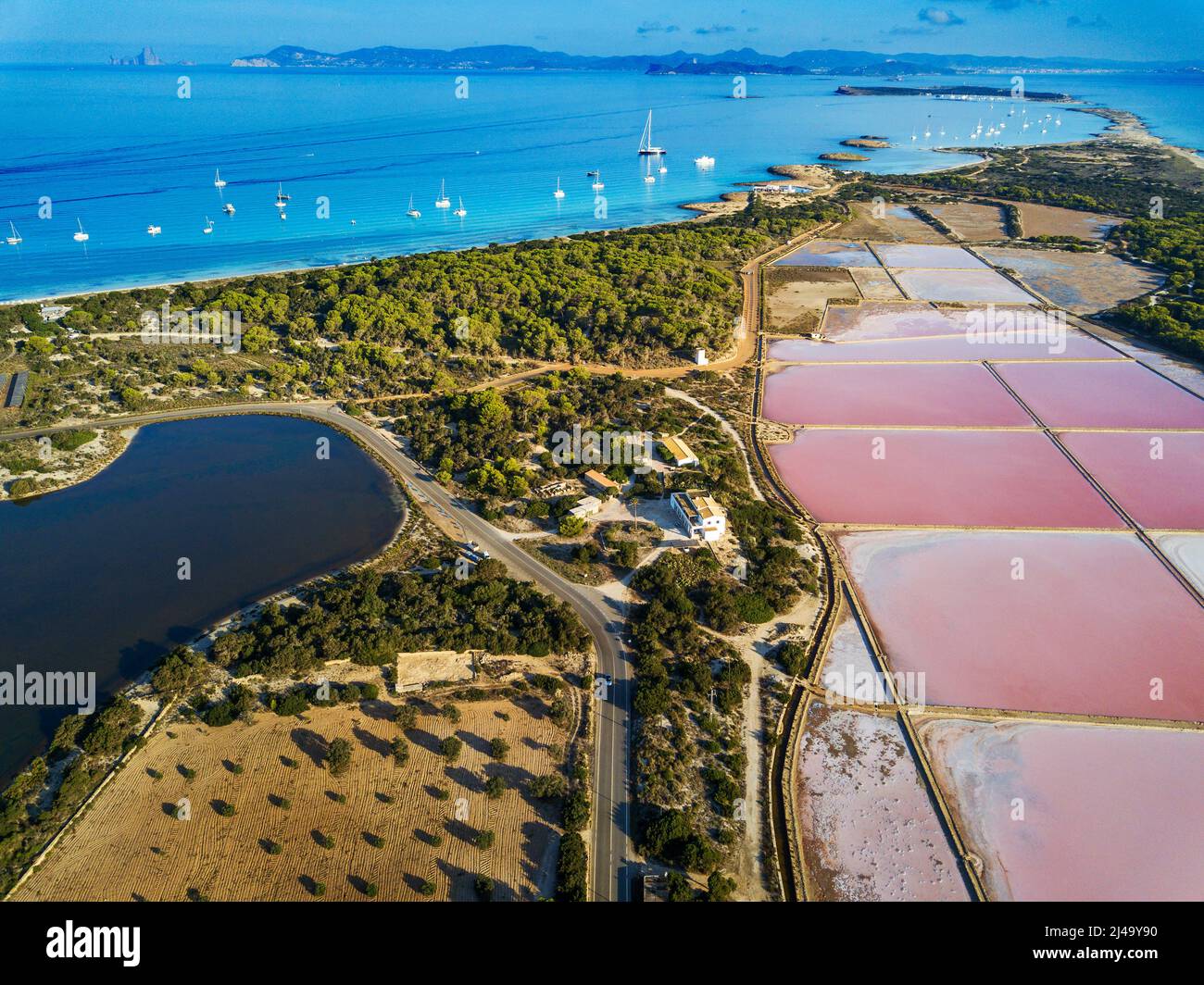 Vista aérea de Ses Salines d'en Marroig estanque de sal evaporación lago Formentera colorido horizonte de salares en las islas Baleares, España. Al final es ca Foto de stock