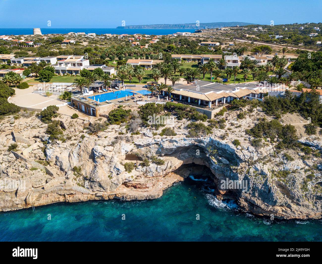 Hotel Club Sunway en primera línea de la costa con acantilados en la playa de Pujols, Islas Balearis, Formentera, España Foto de stock