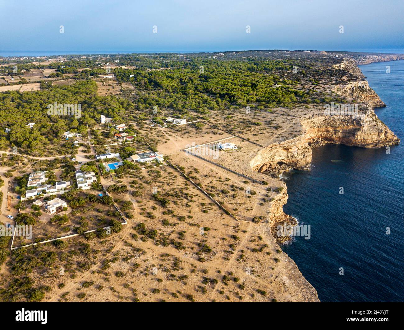 Vista aérea de Punta Rasa cerca de Cala Saona al atardecer de las mejores playas mediterráneas, Formentera Islas Baleares, España Foto de stock