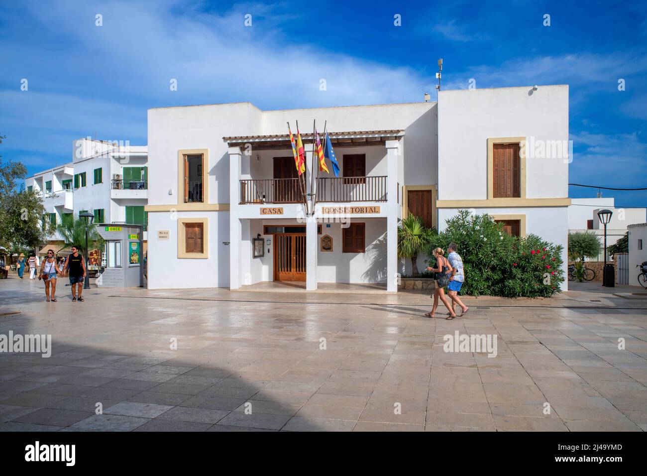 Plaza principal y ayuntamiento de Sant Francesc Xavier, San Francisco Javier, Formentera, Pityuses, Islas Baleares España Foto de stock