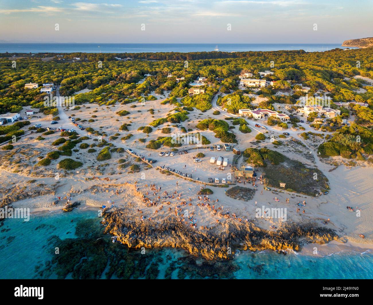 Vista aérea al atardecer en una famosa playa de Plata de Mijorn, Piratabus chiringuito bar Formentera (Islas Baleares). Foto de stock
