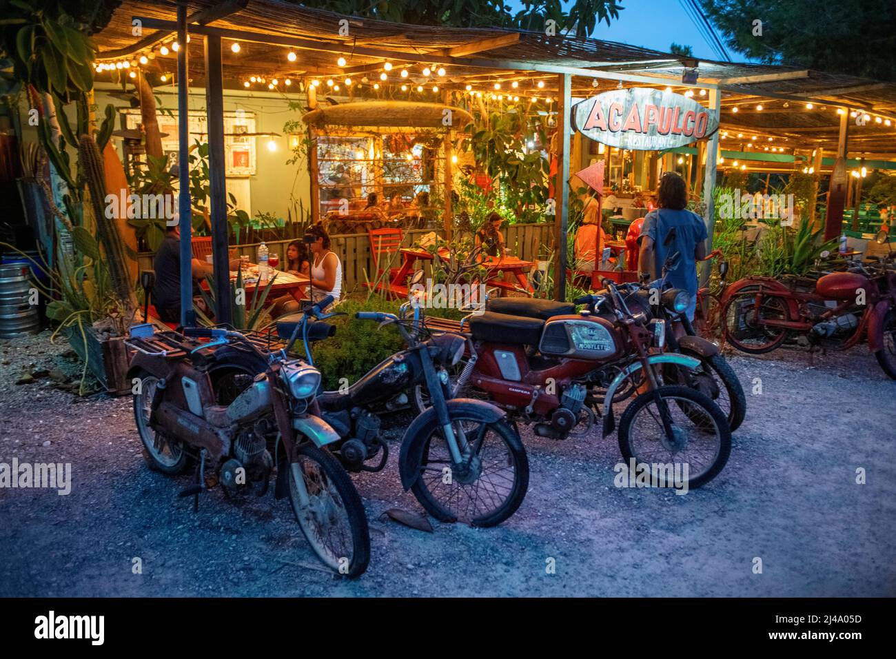 Motoristas retro en el restaurante del bar hippie Acapulco Surf Bar, Es Calo, Formentera, Islas Baleares, España. Foto de stock