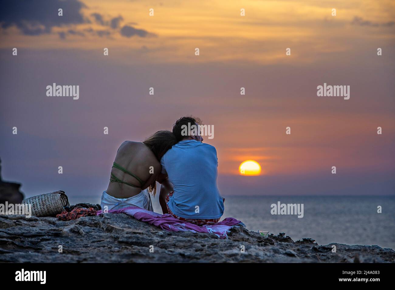 Romántica puesta de sol en pareja en Cala Saona al atardecer Las mejores playas mediterráneas, Formentera Islas Baleares, España Foto de stock