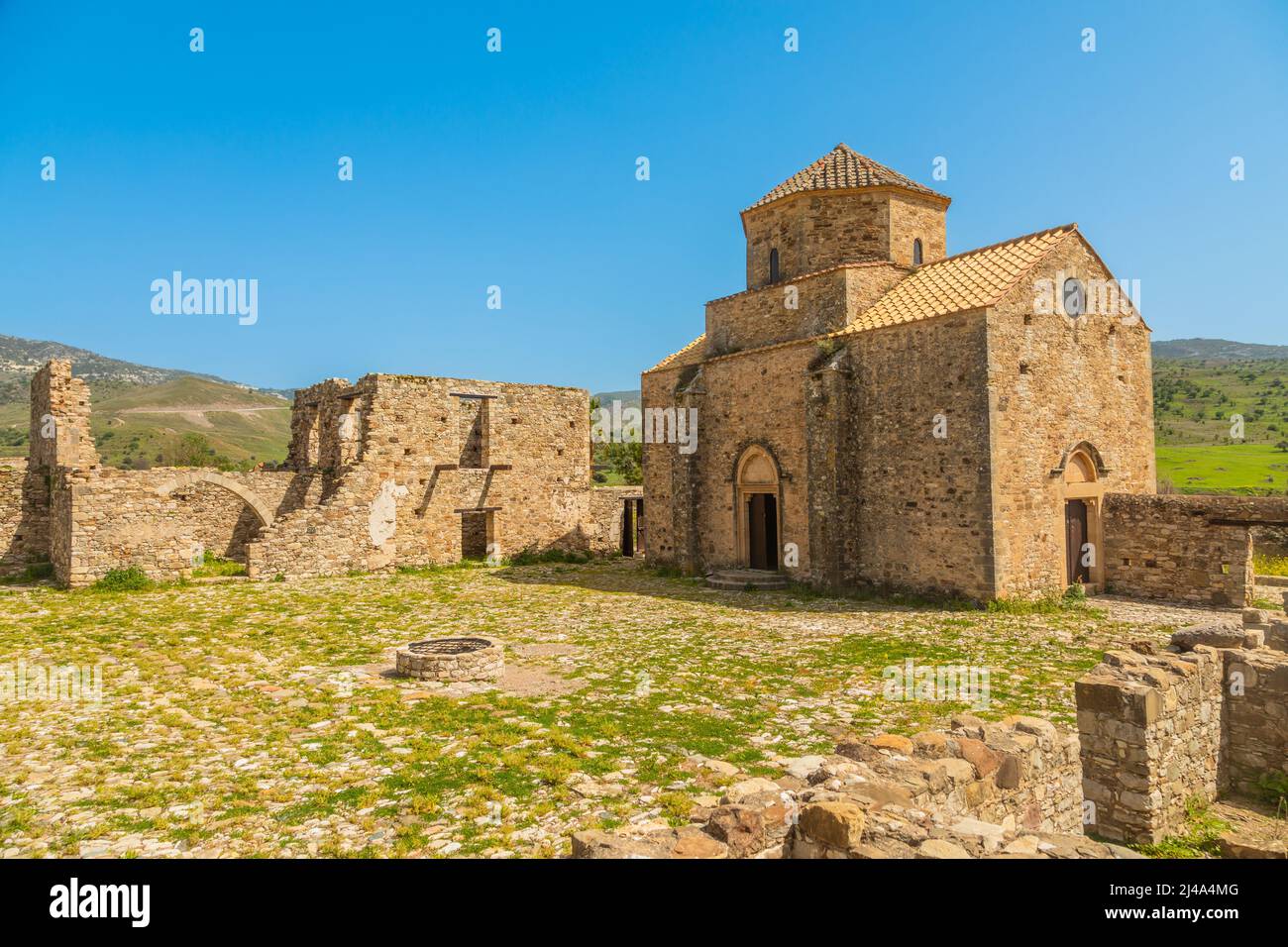 Ruinas de Panagia tou Sinti ortodox Monasterio con templo en el centro, Chipre Foto de stock