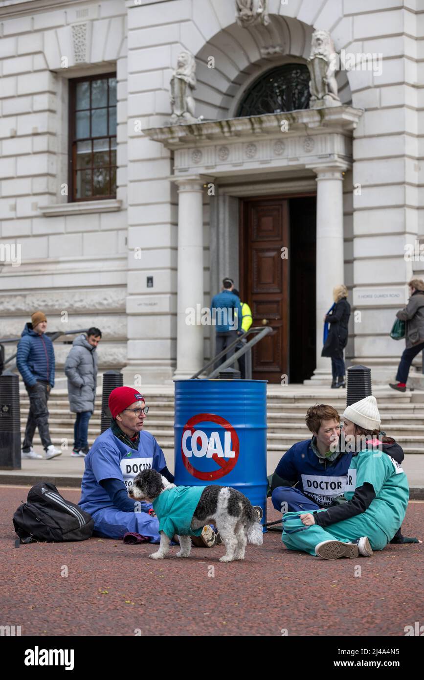 Manifestantes ambientalistas fuera de edificios gubernamentales en Whitehall manifestándose contra el calentamiento global y el uso de combustibles fósiles, Londres, Reino Unido Foto de stock