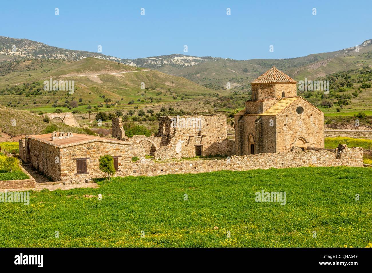 Ruinas de Panagia tou Sinti ortodox Monasterio con templo en el centro, Troodos, Chipre Foto de stock