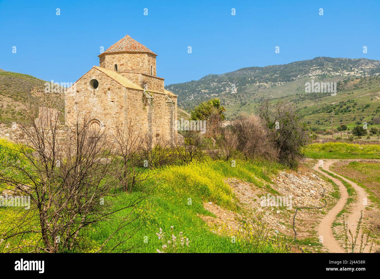 Ruinas de Panagia tou Sinti ortodox Monasterio con templo en el centro, Troodos, Chipre Foto de stock