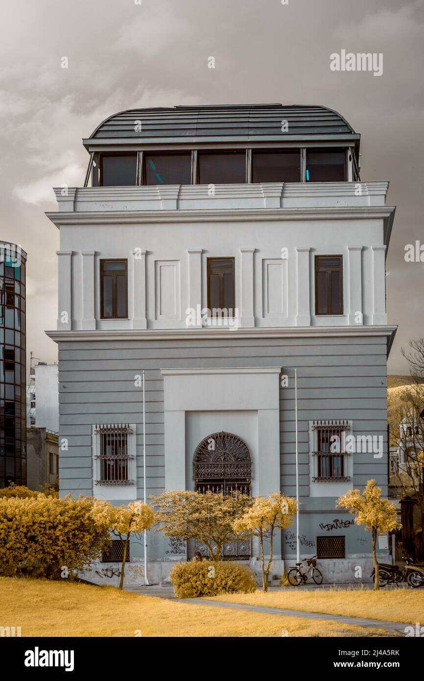 Infrarrojos paisajes surrealistas de hermosos edificios en la ciudad de Volos , Grecia Foto de stock