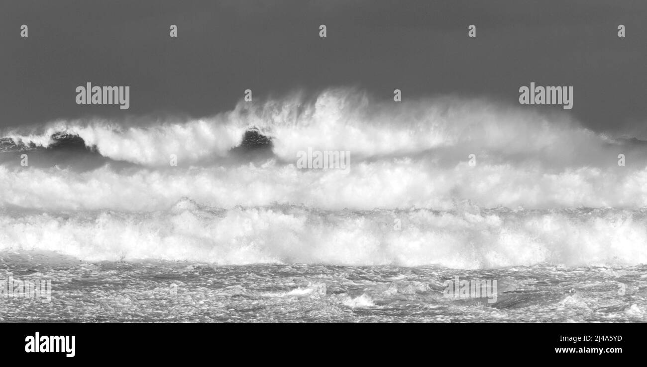 Olas iluminadas por el sol en Birsay, Islas Orkney Foto de stock