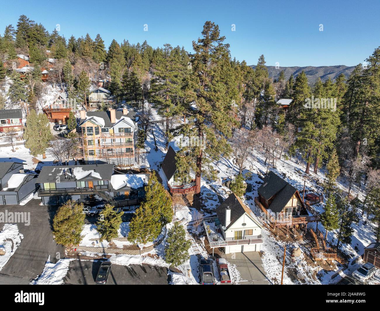 Vista aérea de Big Bear Lake Village con casas tipo chalet y nieve, Sur de  California, Estados Unidos Fotografía de stock - Alamy