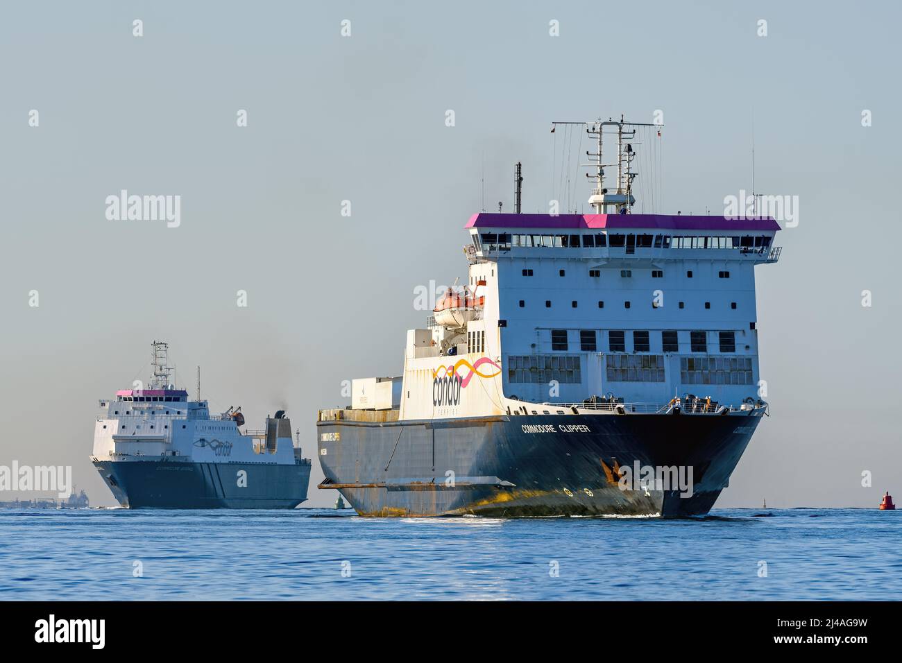 Los transbordadores de la isla del canal Commodore Clipper y Commodore Goodwill que se acercan a Portsmouth - 2021 de julio. Foto de stock