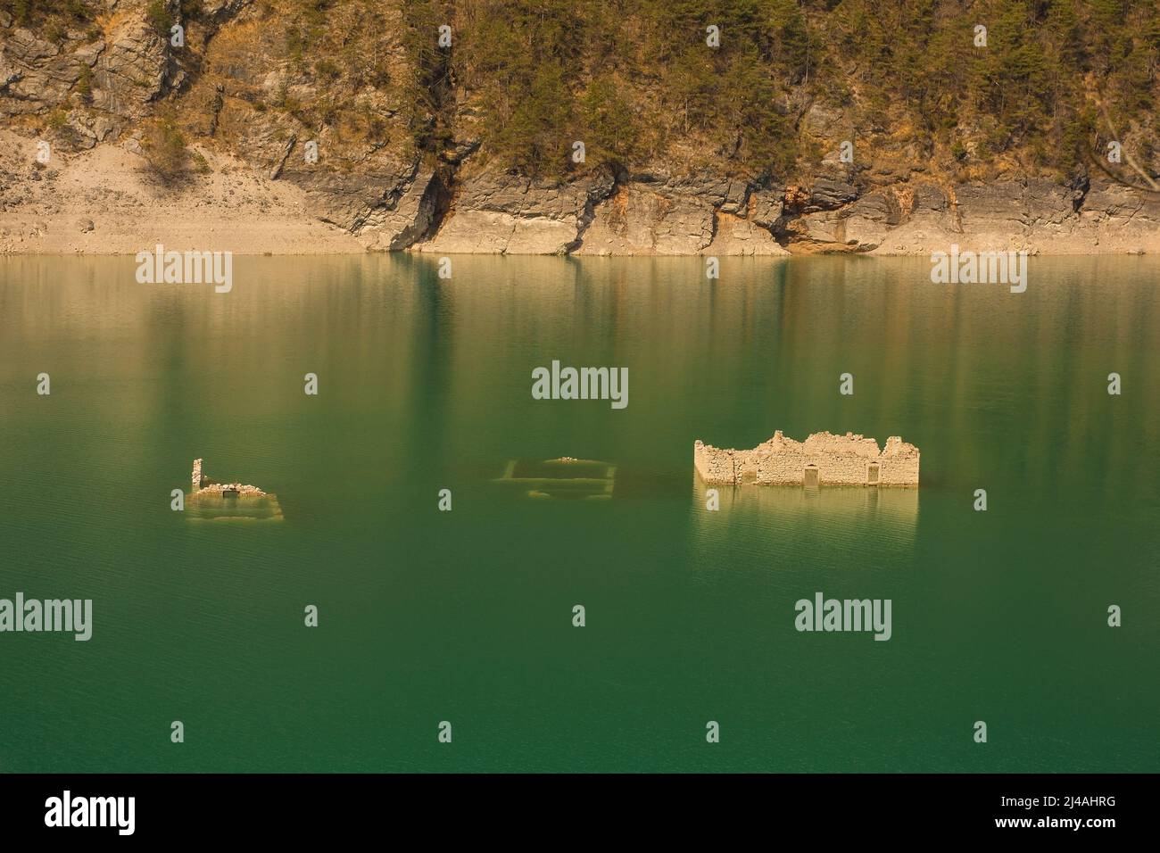 Los restos del pueblo de Movada en Lago dei Tramonti, val Tramontina, provincia de Pordenone, Friuli, Italia. El pueblo se inundó cuando se construyó una presa Foto de stock