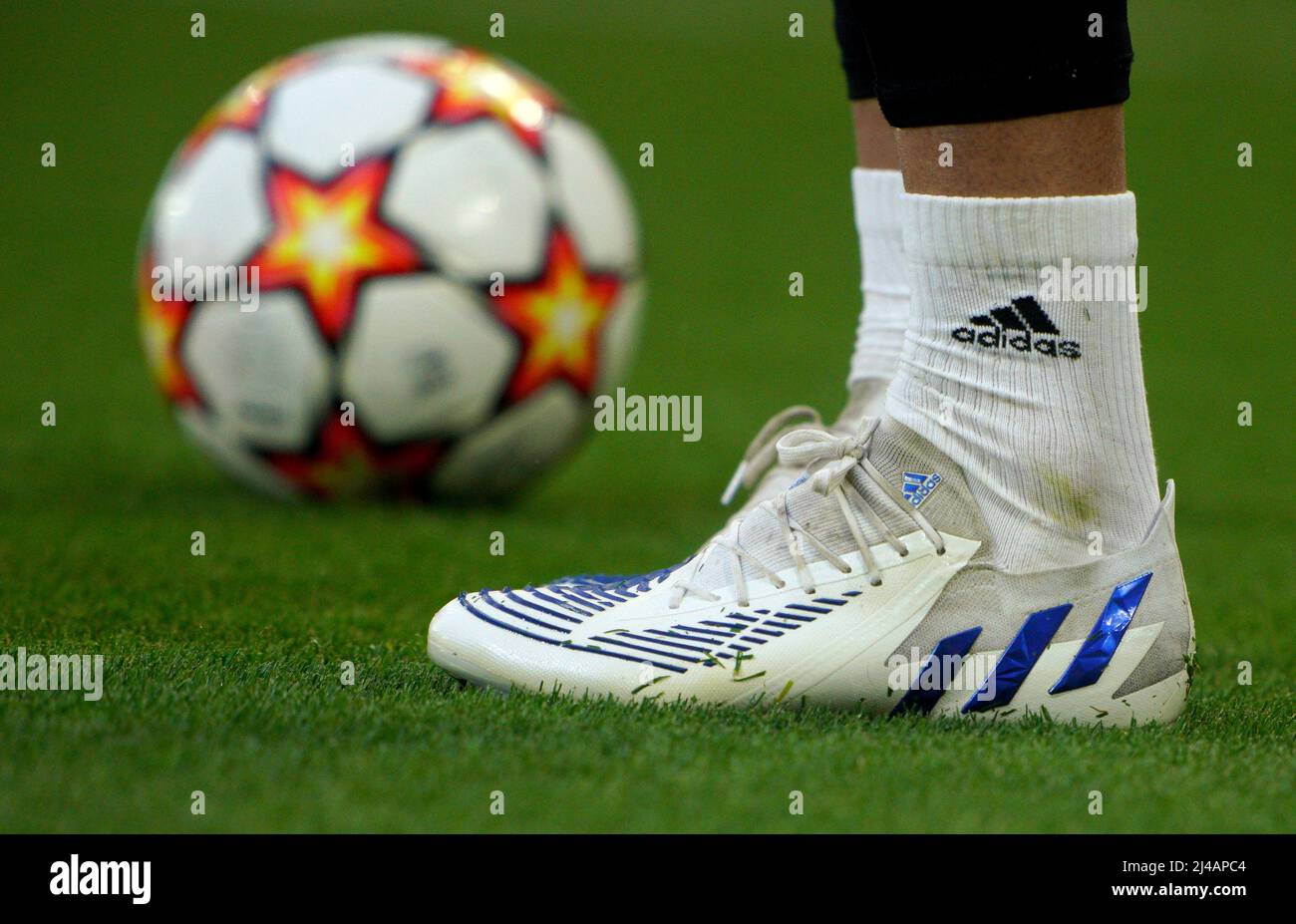 Una vista detallada de las botas Adidas durante la final del cuarto de la UEFA  Champions League, el partido de segunda pierna en Anfield, Liverpool. Fecha  de la foto: Miércoles 13 de