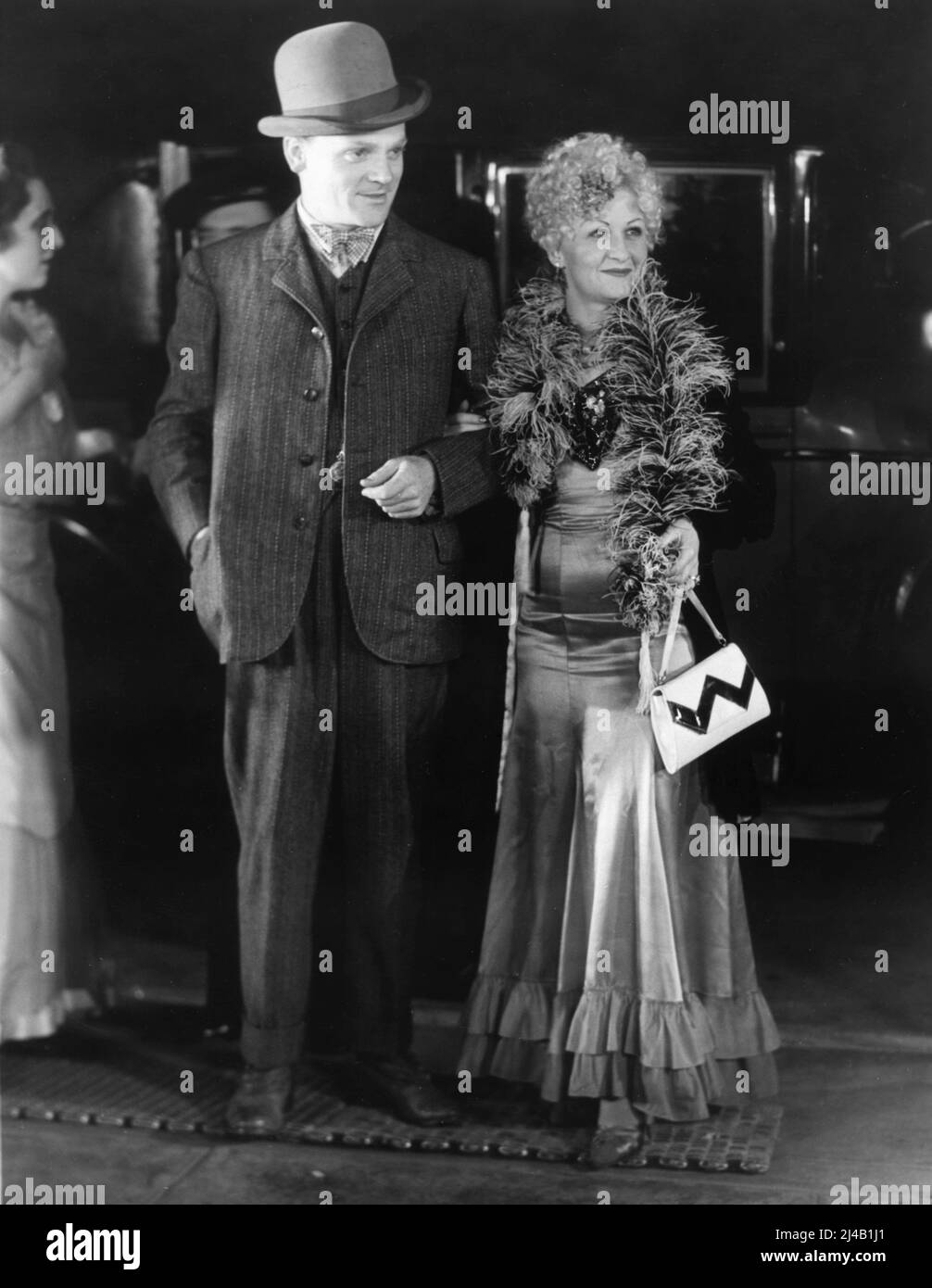 JAMES CAGNEY y su esposa BILLIE / FRANCES CAGNEY llegando en traje de lujo para la fiesta con un tema de los años noventa Gay dado por Darryl F. Zanuck después del estreno en Hollywood de su película THE BOWERY en octubre de 1933 Foto de stock