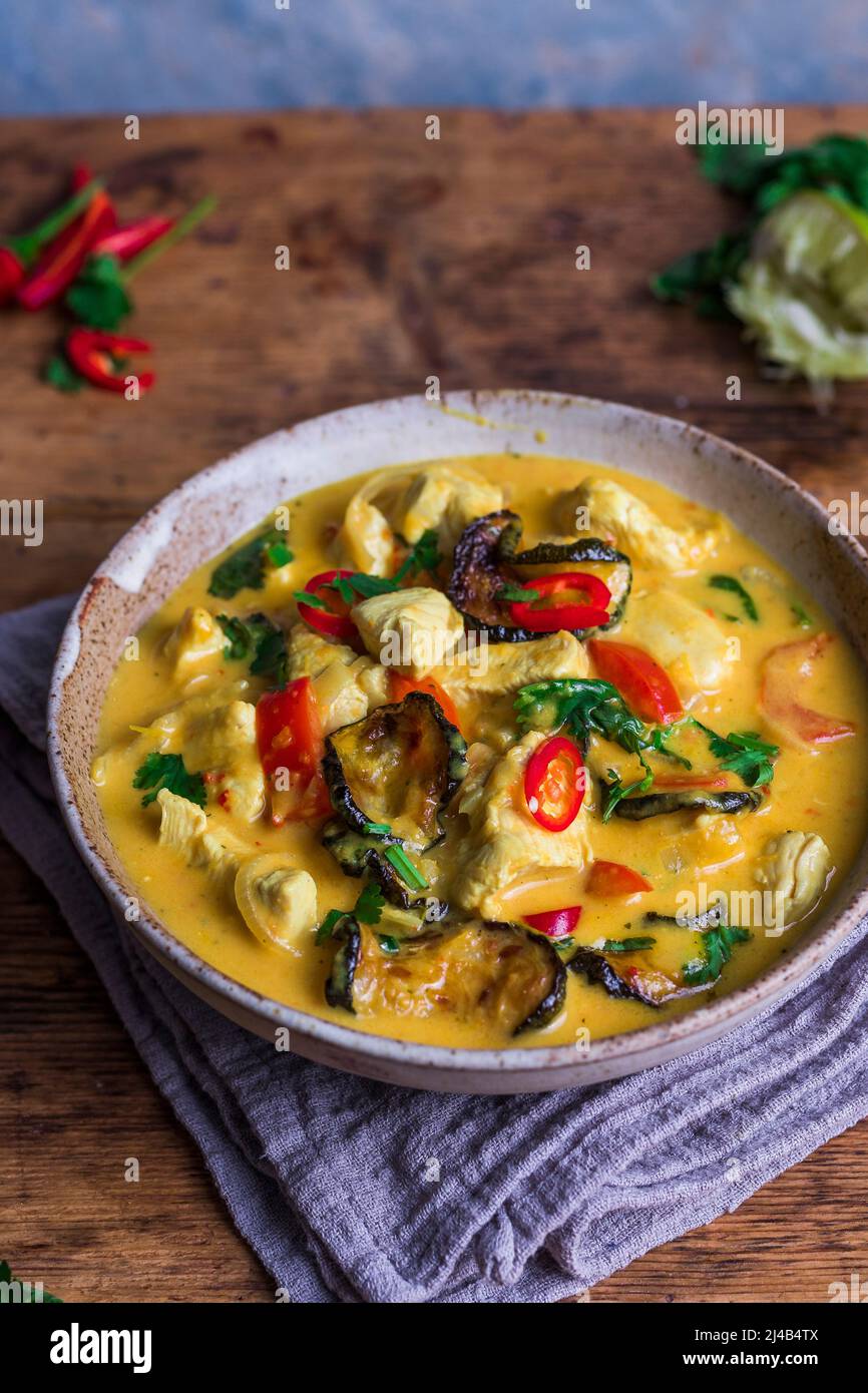 Un tazón de curry de pollo rojo tailandés Foto de stock