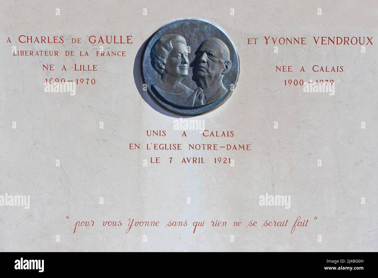 Placa conmemorativa para Charles de Gaulle (1890-1970) e Yvonne Vendroux (1900-1979) que se casaron en la Iglesia de Notre Dame en Calais, Francia Foto de stock